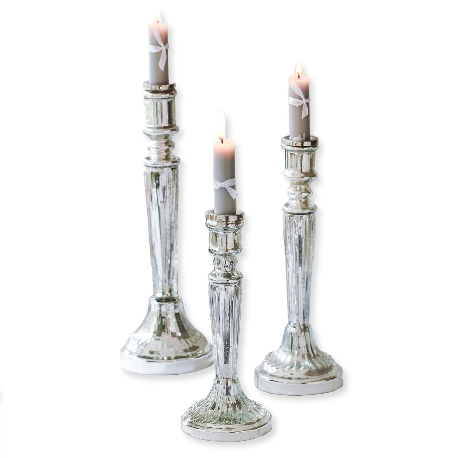 Set de 3 candeleros Riley Conjunto de tres candelabros plateados con velas grises y lazos blancos, decoración de mesa