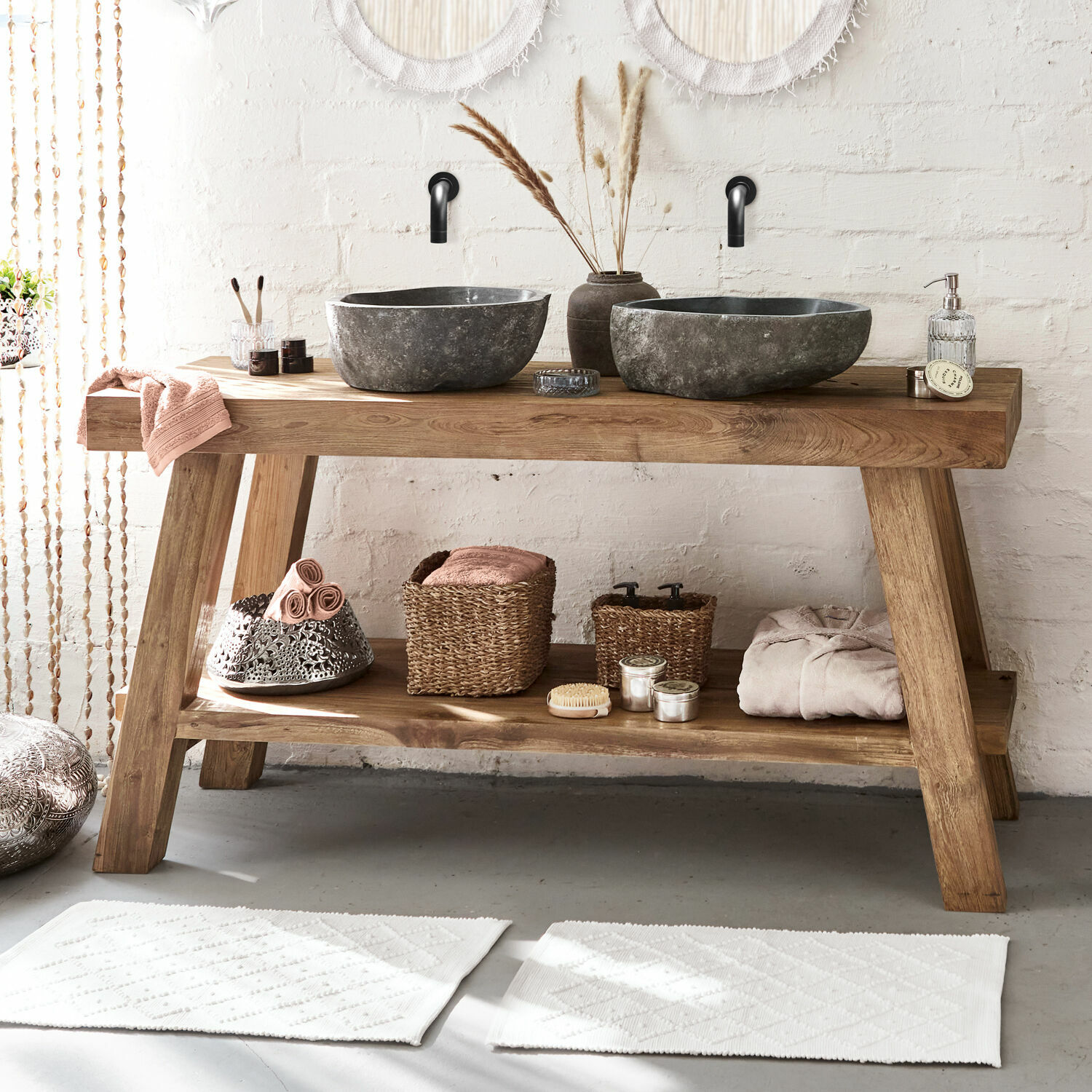 Mueble de lavabo doble Eguenigue Consola de baño de madera con lavabos de piedra negra y accesorios naturales decorativos