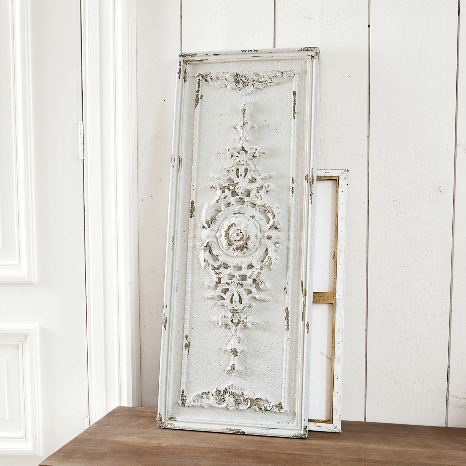 Panel decorativo blanco de madera envejecida con ornamento vintage para interiores