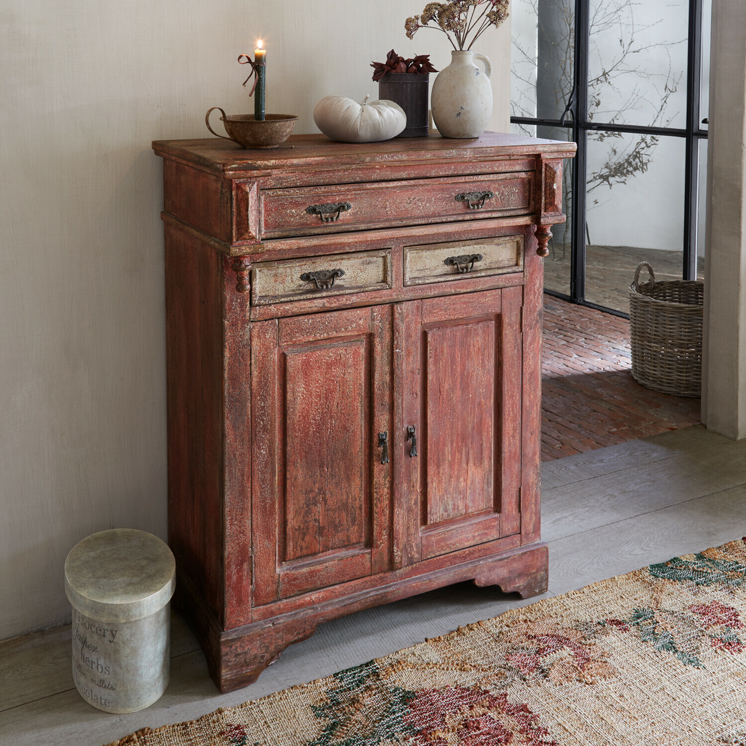 Cómoda Jolivarne Aparador rústico de madera roja con tiradores decorativos y adornos en la parte superior