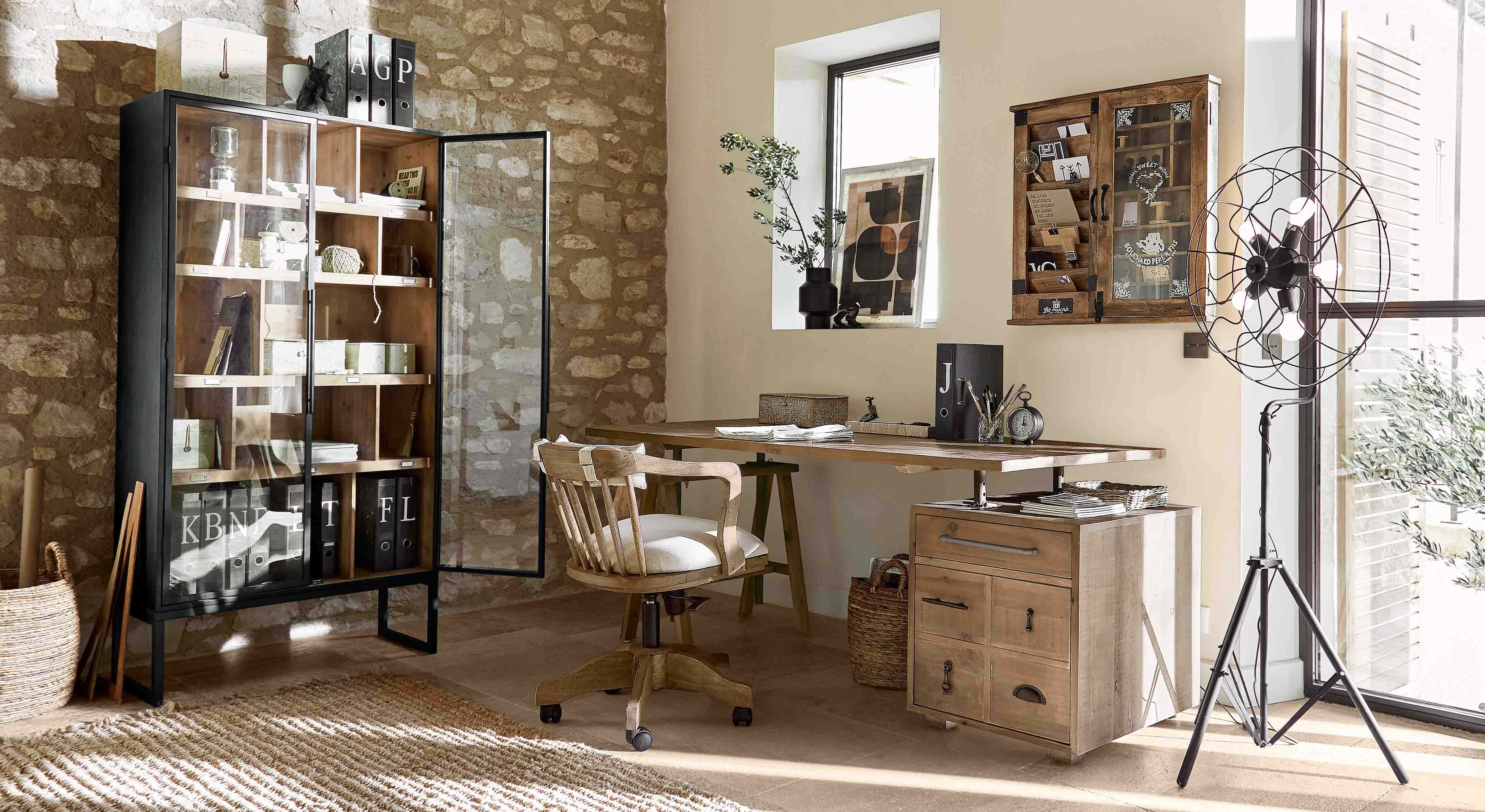 Oficina acogedora con escritorio de madera, silla giratoria y armario de madera en color natural