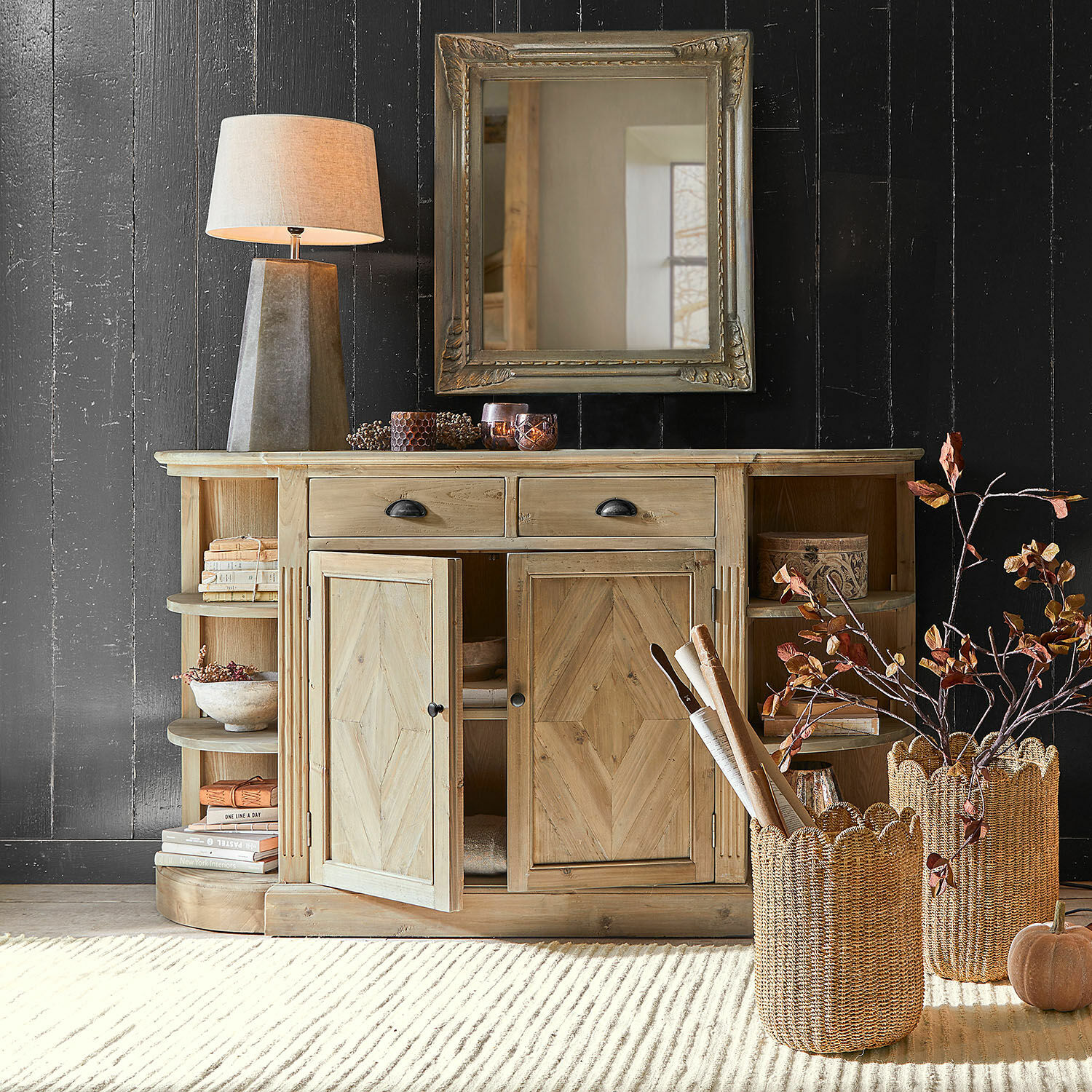 Cómoda Tressique Aparador de madera natural con cajones y estantes, lámpara y decoración en sala de estar
