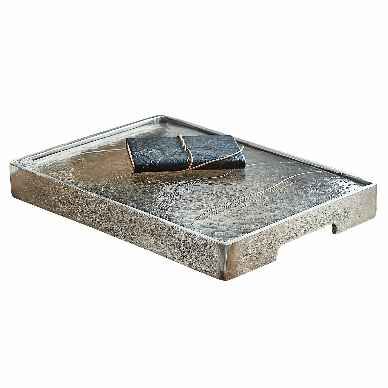 Bandeja Yvelissel Bandeja decorativa de metal plateado con cuaderno negro de cuero sobre fondo blanco