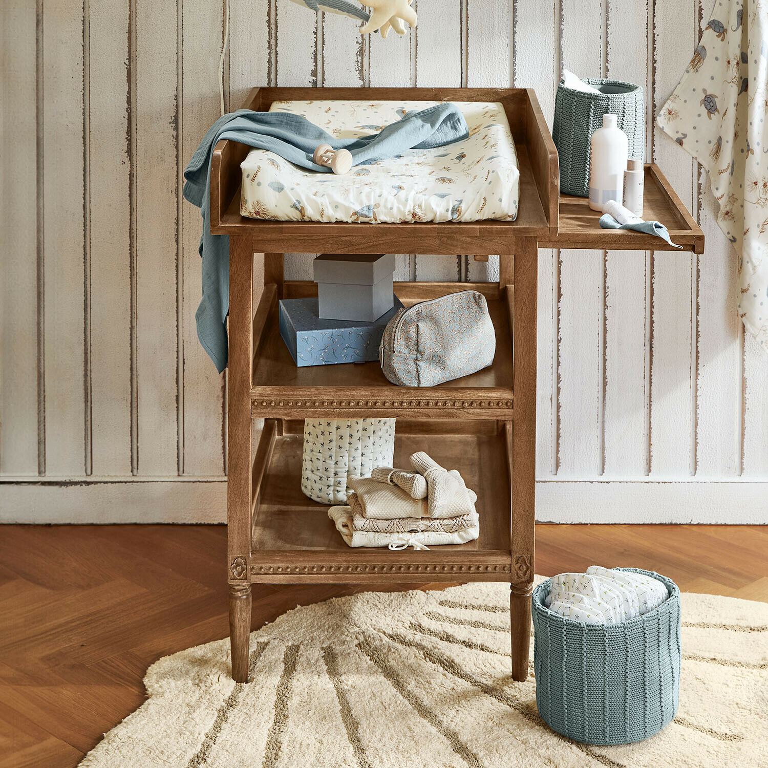 Consola cambiador Bellouvre Cambiador de madera con colchón suave beige y azul, estantes para accesorios en habitación infantil