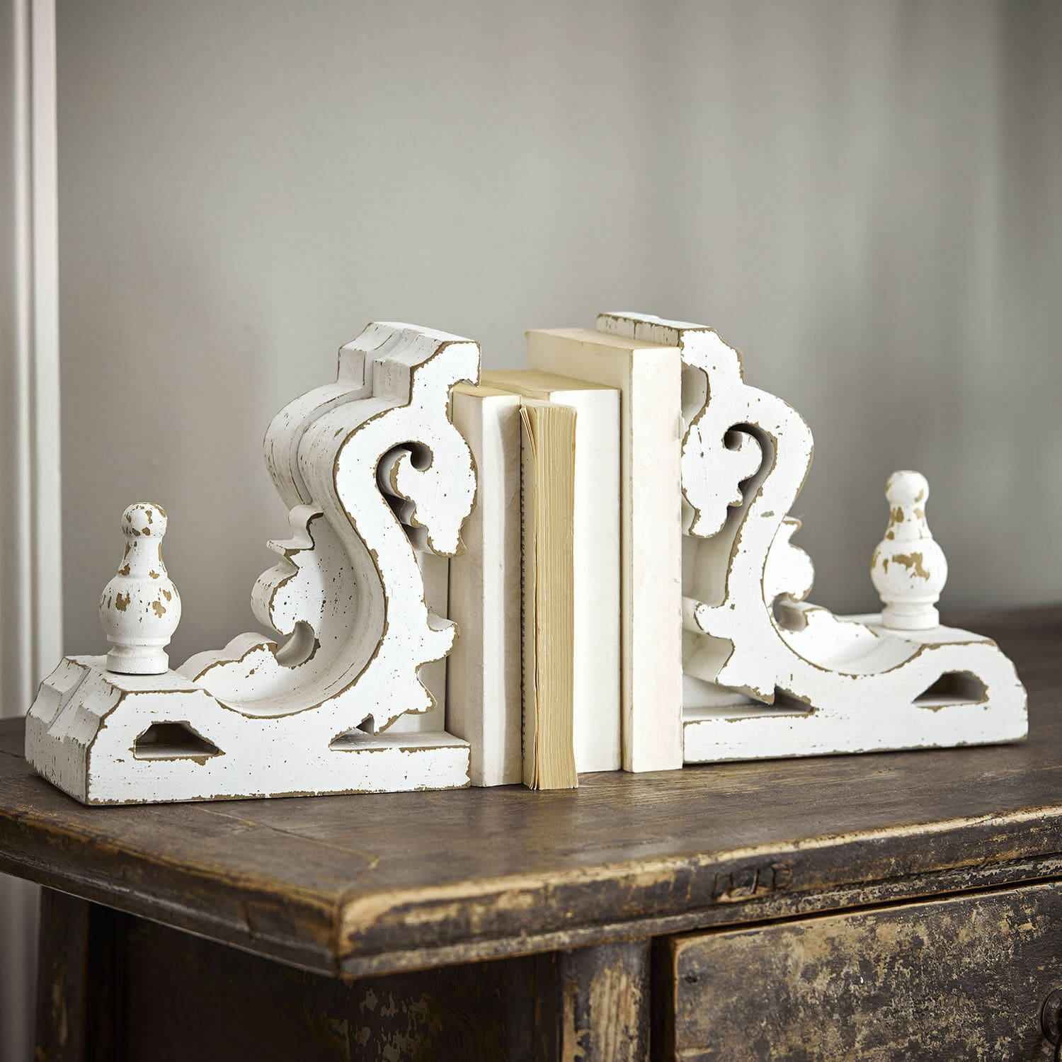 Set de 2 sujetalibros Sami Sujetalibros de madera blanca envejecida sobre mesa de madera, accesorios decorativos para el hogar