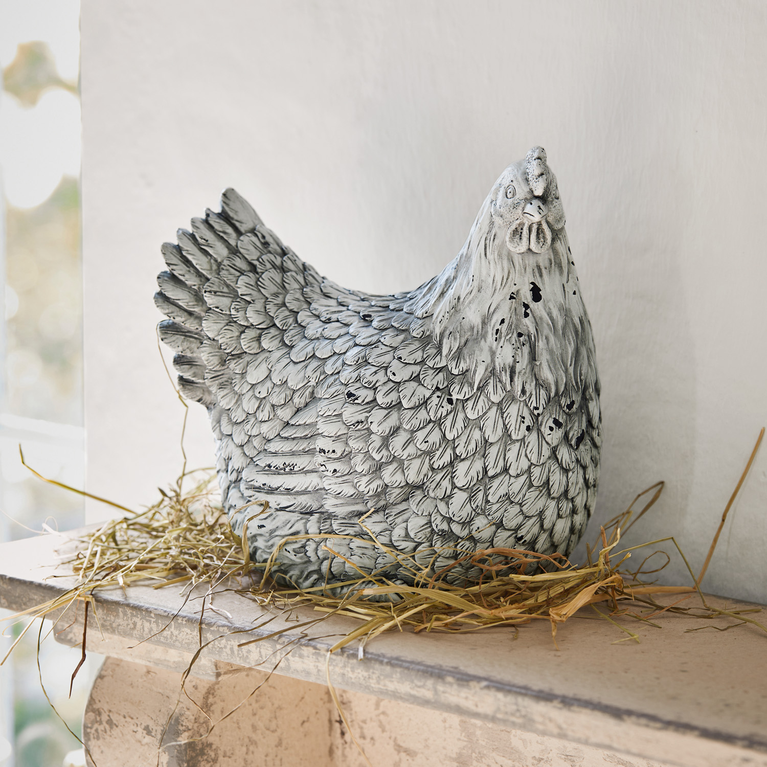 Figura decorativa de gallina de cerámica gris sobre paja, adorno para interiores y jardín