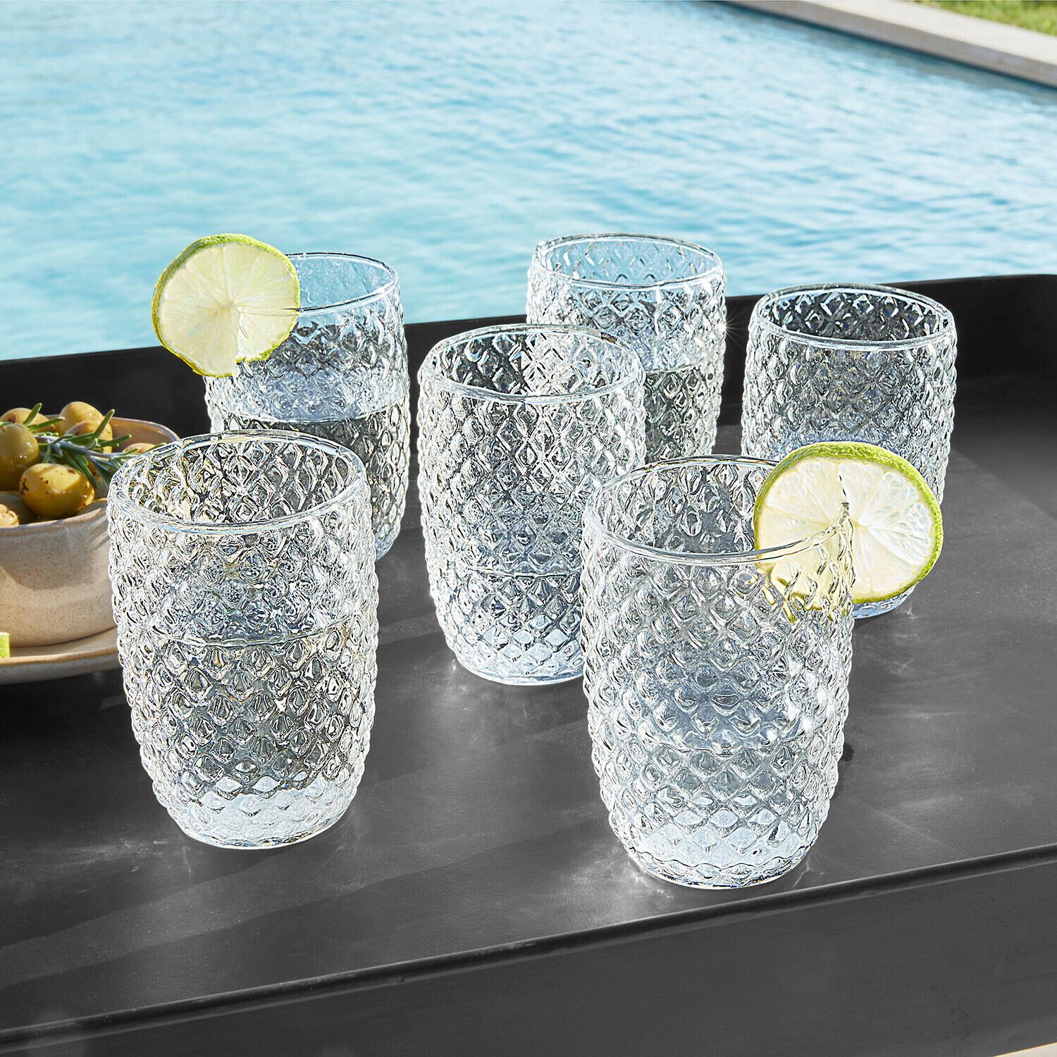 Set de 6 vasos Ivorias Conjunto de seis vasos de vidrio transparente con diseño de diamante, ideal para bebidas refrescantes