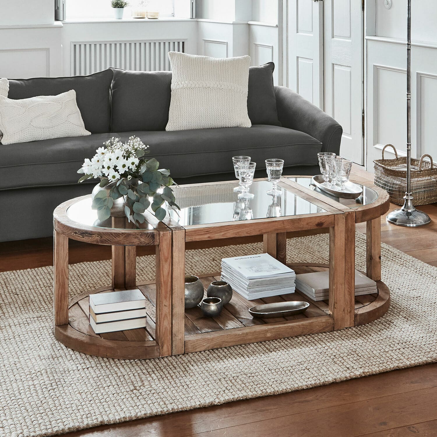 Mesa de centro Hyllorian Mesa de centro ovalada de madera y vidrio sobre alfombra beige en sala moderna
