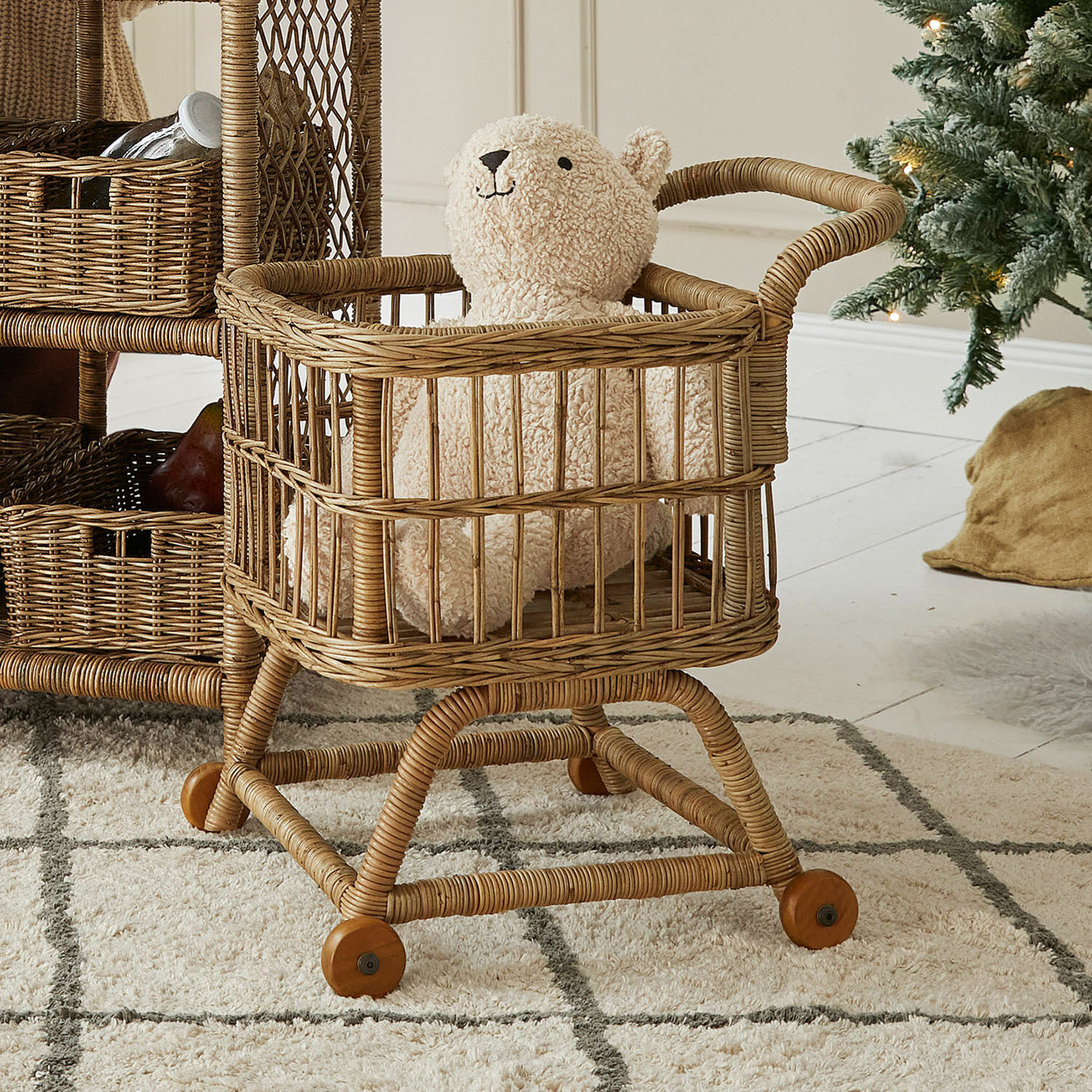 Carrito de la compra Callidia Cesta de mimbre natural con ruedas y oso de peluche beige, decoración y almacenamiento interior
