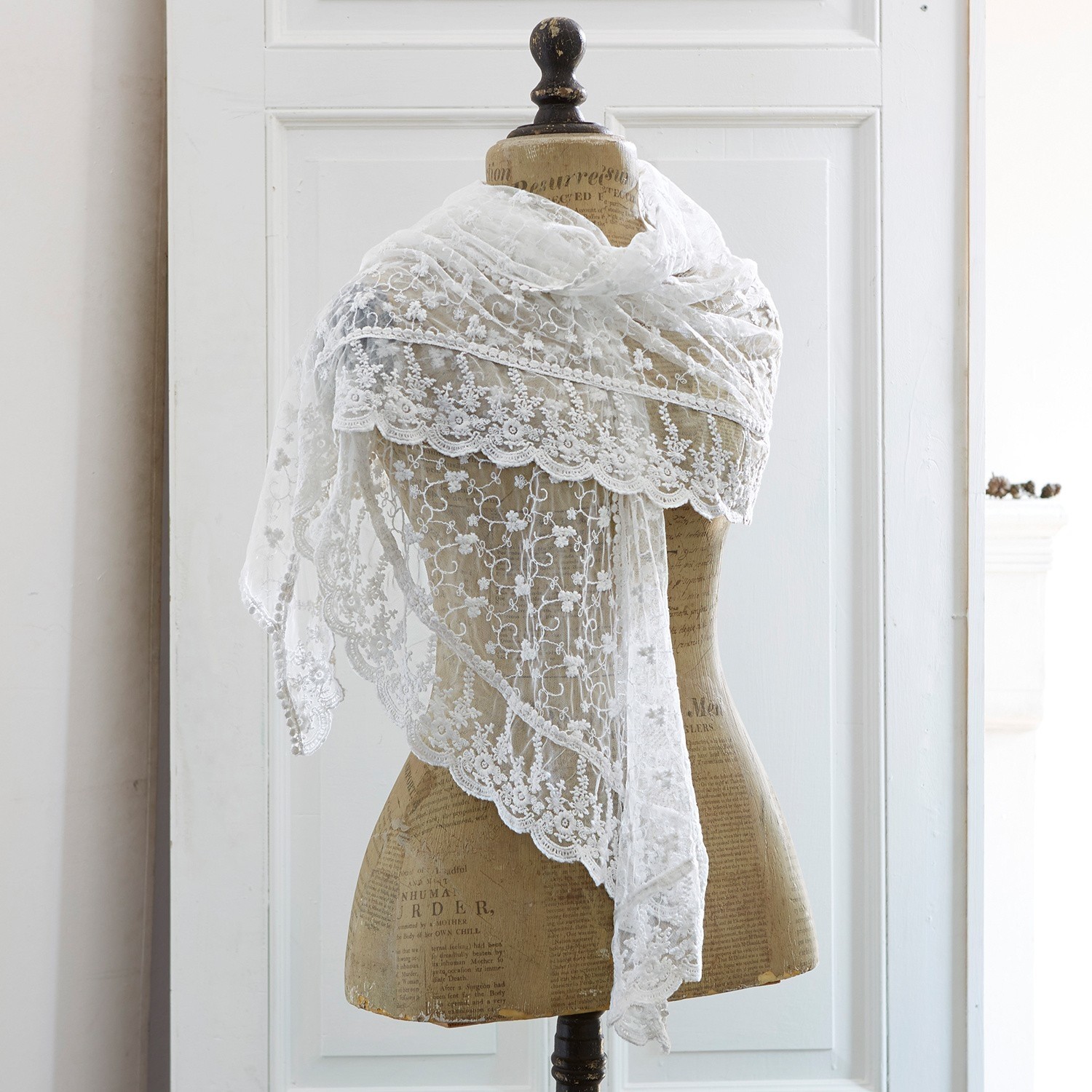 Chal Belvéze Chal de encaje blanco con delicado diseño floral sobre maniquí, accesorio decorativo para ropa