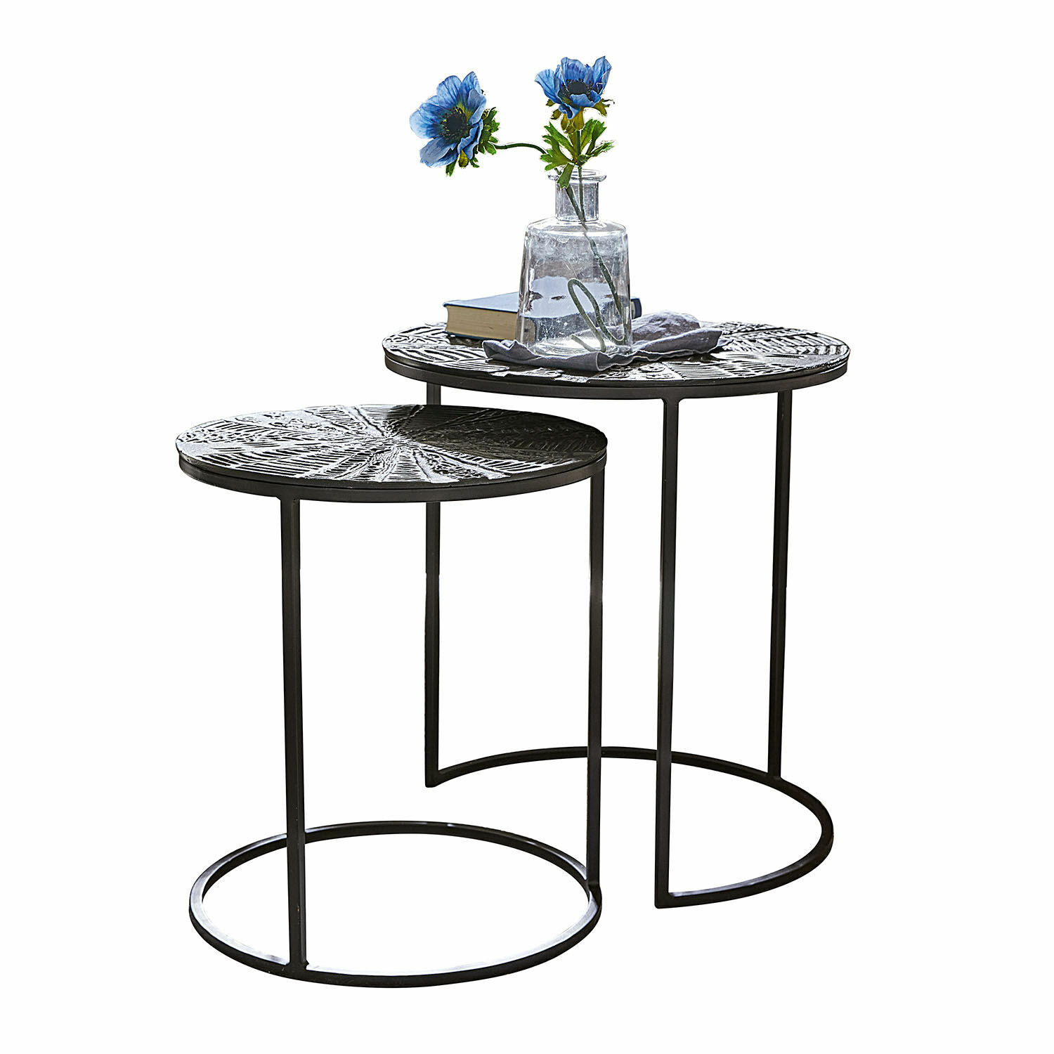 Set de 2 mesas auxiliares Petrosini Conjunto de dos mesas auxiliares negras de metal con superficie decorativa y jarrón con flores azules