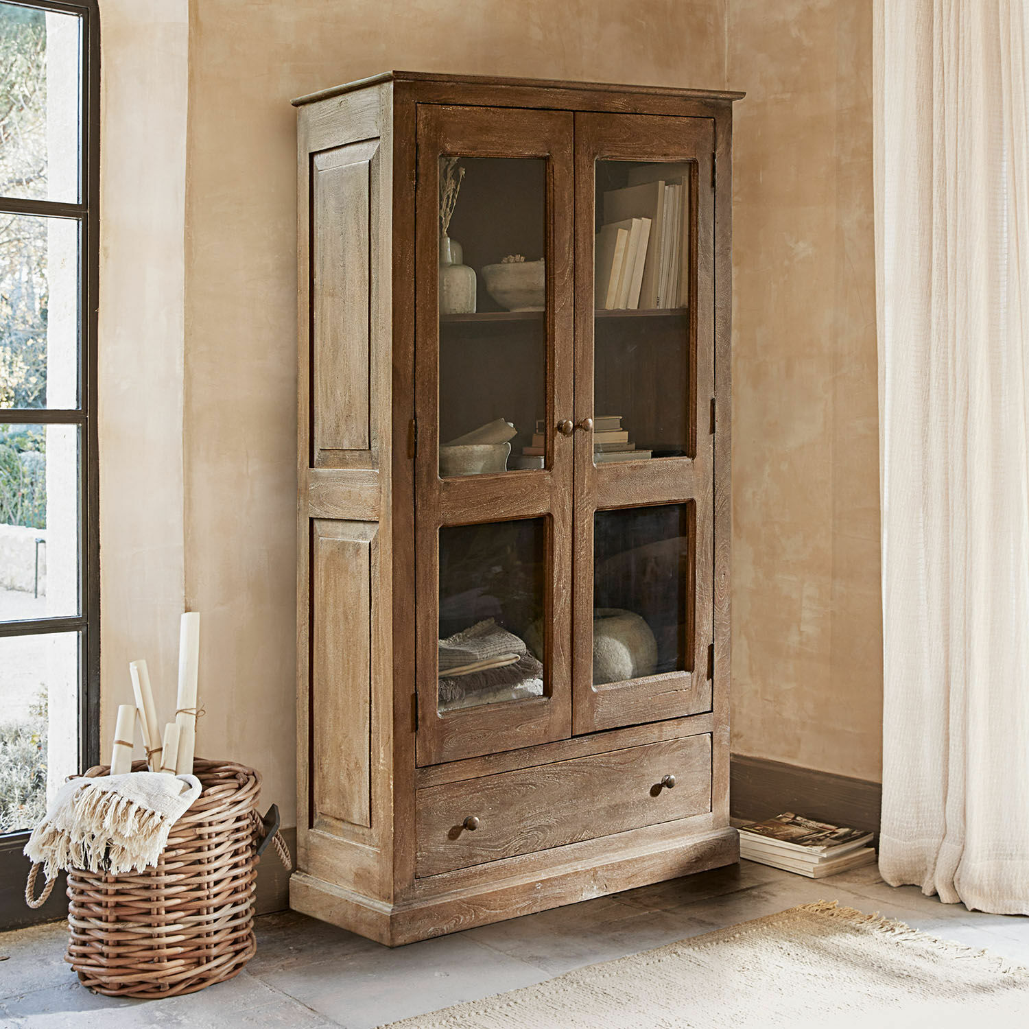 Armario Gévaudan Armario de madera marrón con puertas de cristal y cajón para almacenar libros y objetos decorativos