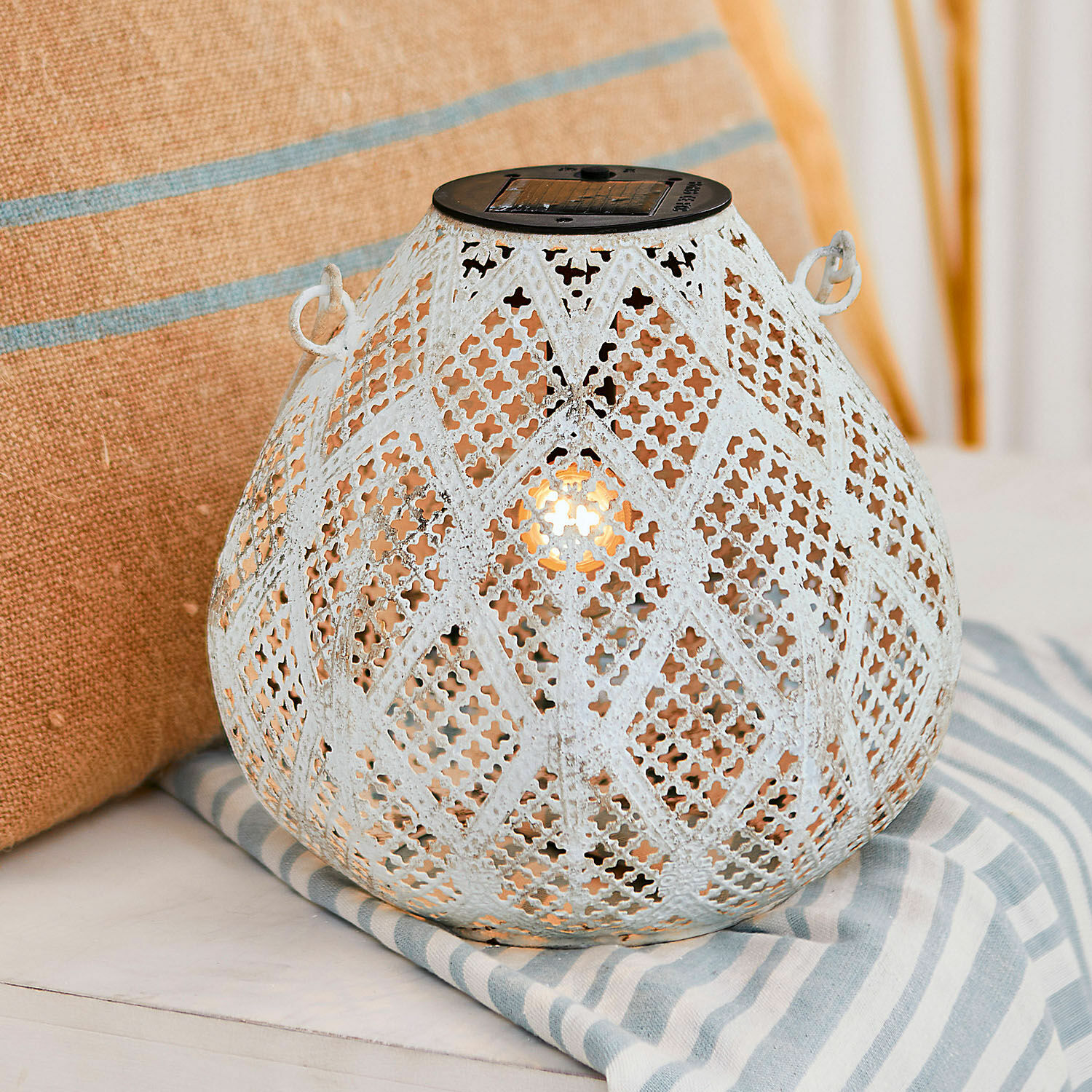 Farol solar colgante Anglisides Linterna decorativa de metal blanco con diseño calado, ideal para iluminación interior y exterior