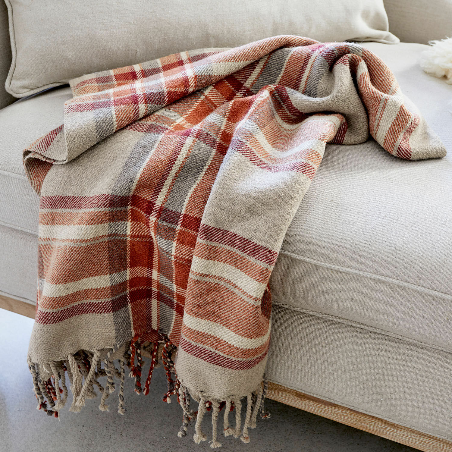 Plaid Tartan Manta de algodón a cuadros en tonos beige y rojo sobre sofá claro, accesorio decorativo acogedor