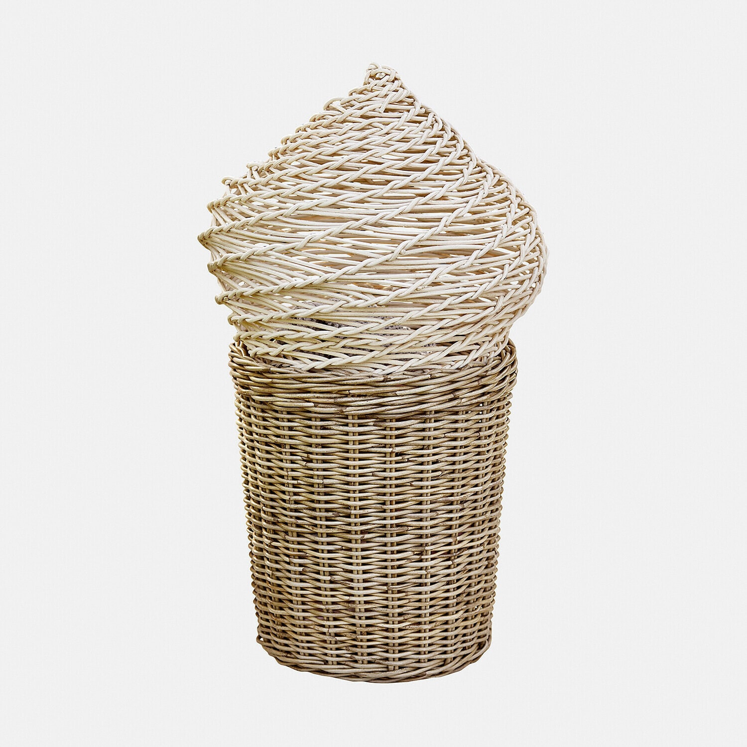 Cesta de mimbre beige natural con forma de cucurucho de helado, decoración y almacenamiento práctico