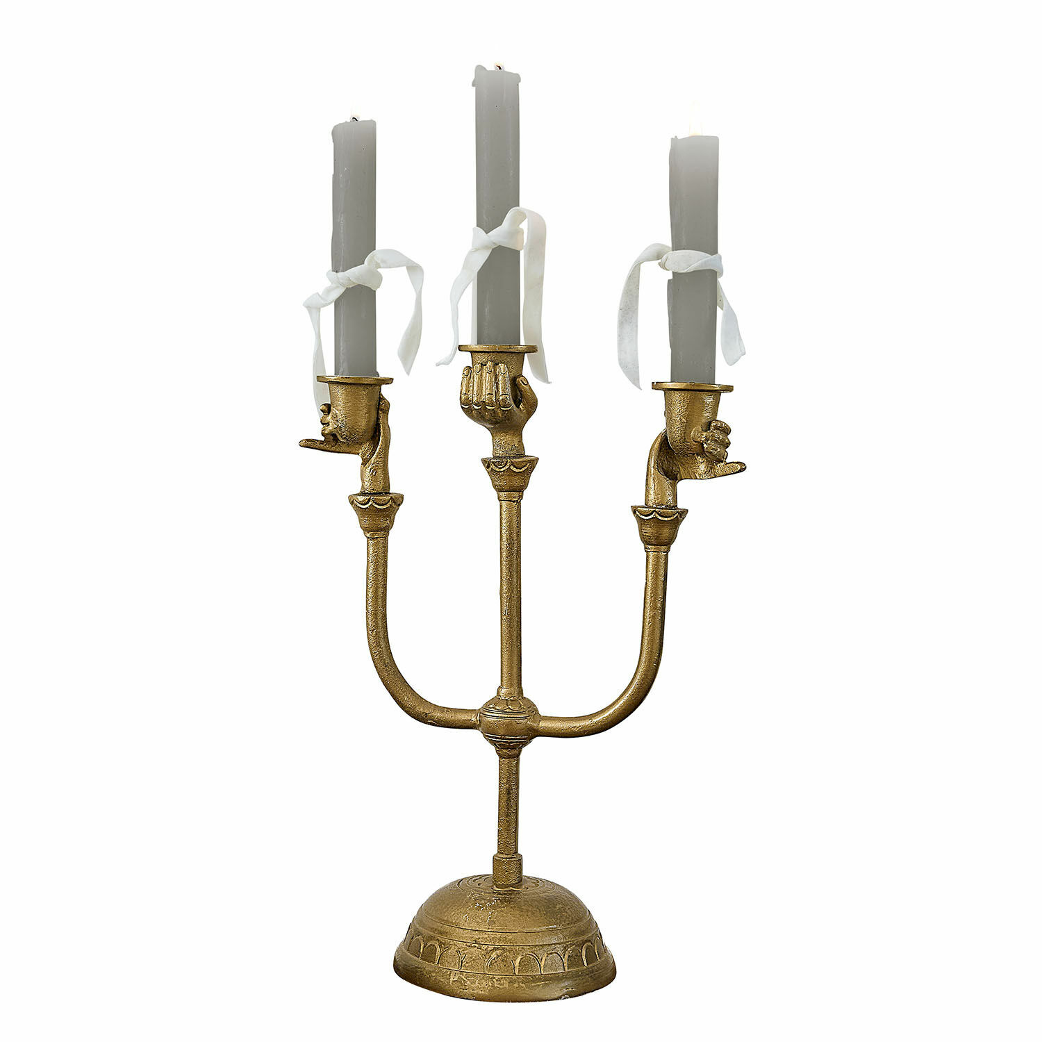 Candelabro dorado de tres brazos con velas grises, decorado con manos y lazos blancos