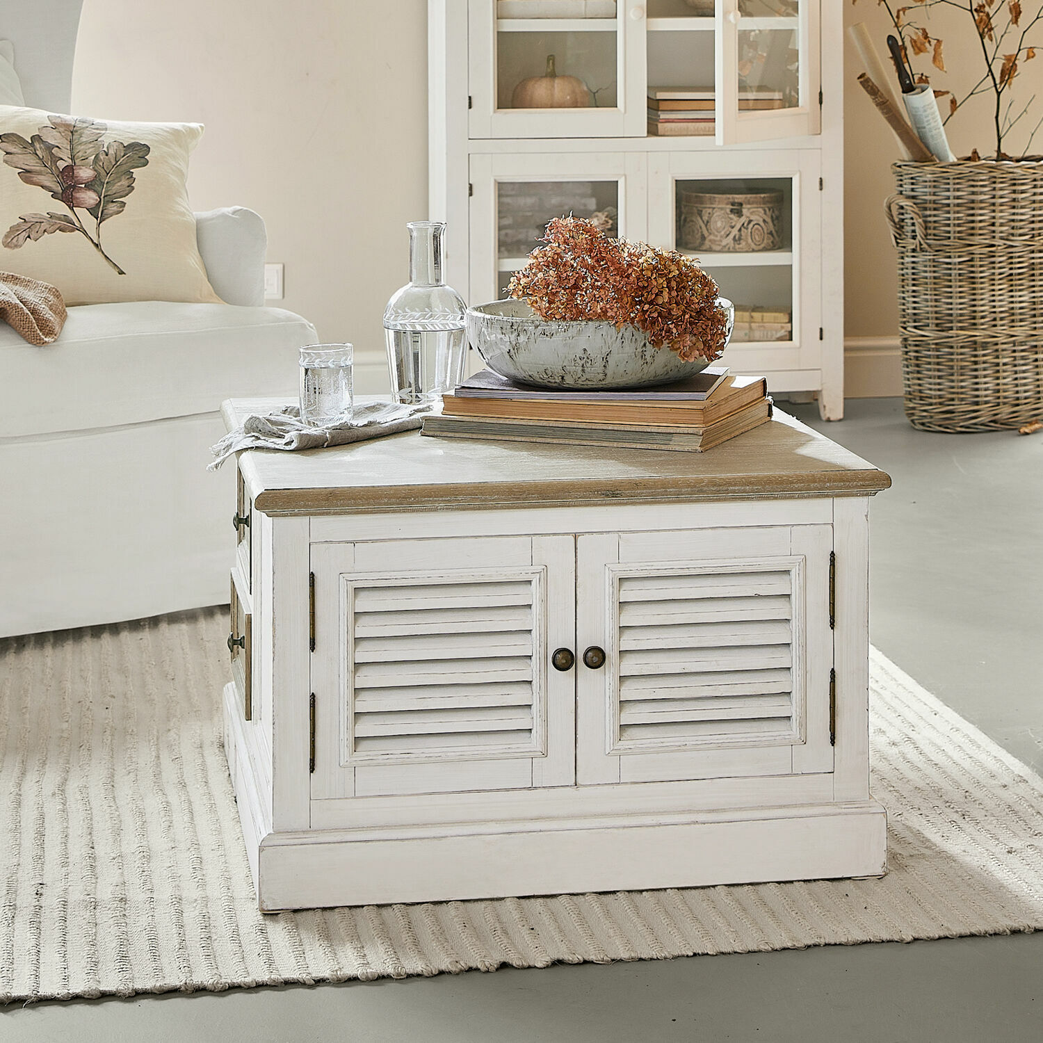 Mesa de centro Cloverport Mesa de centro blanca de madera con cajones y decoración de flores secas en sala de estar