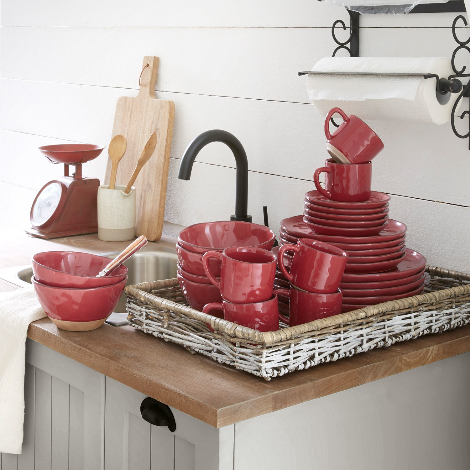 Set de 30 piezas de vajilla Biarré Juego de vajilla de cerámica roja con tazas, platos y cuencos sobre encimera de madera