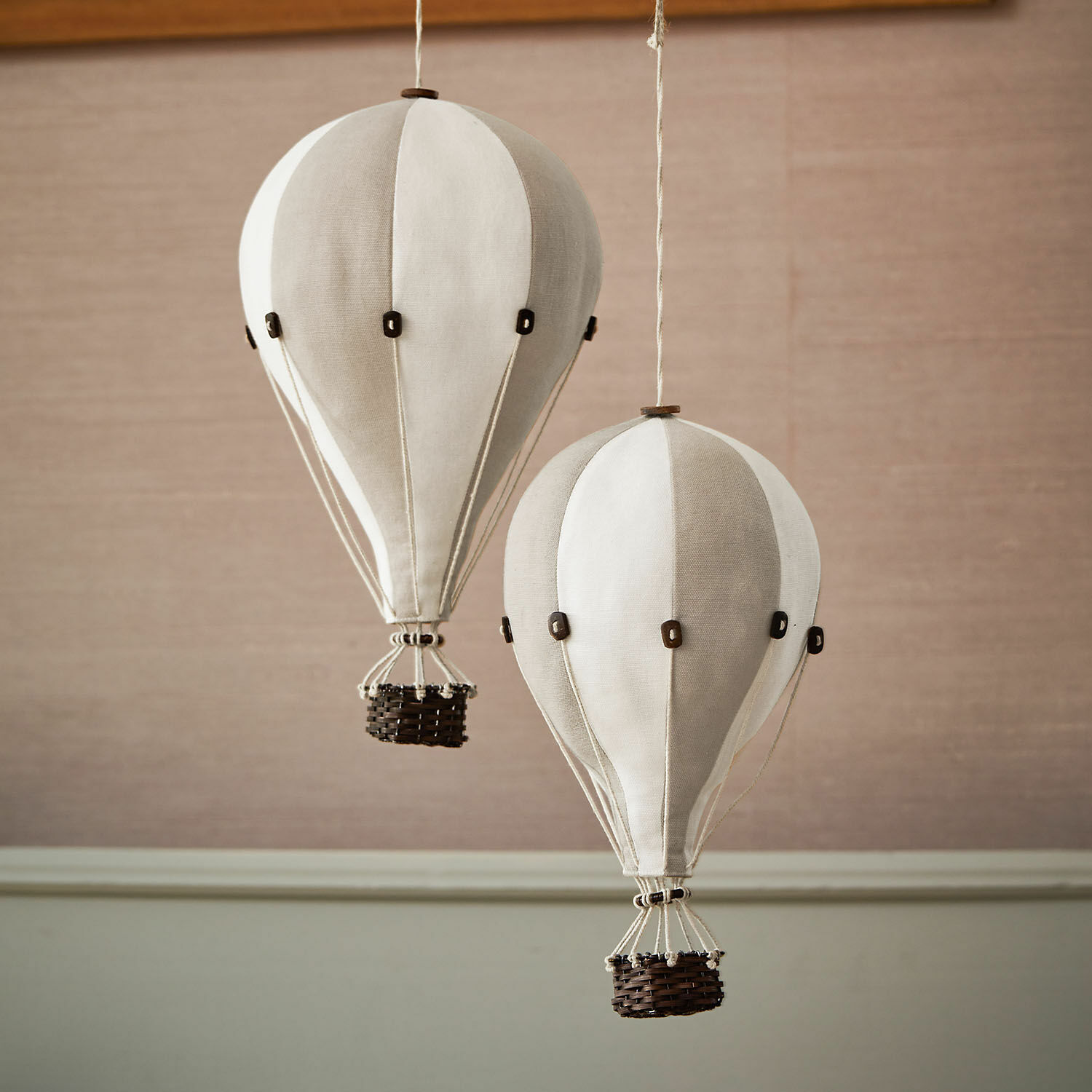 Set de 2 globos aerostáticos decorativos Merrybean Globos decorativos colgantes de tela en tonos beige y blanco para interiores