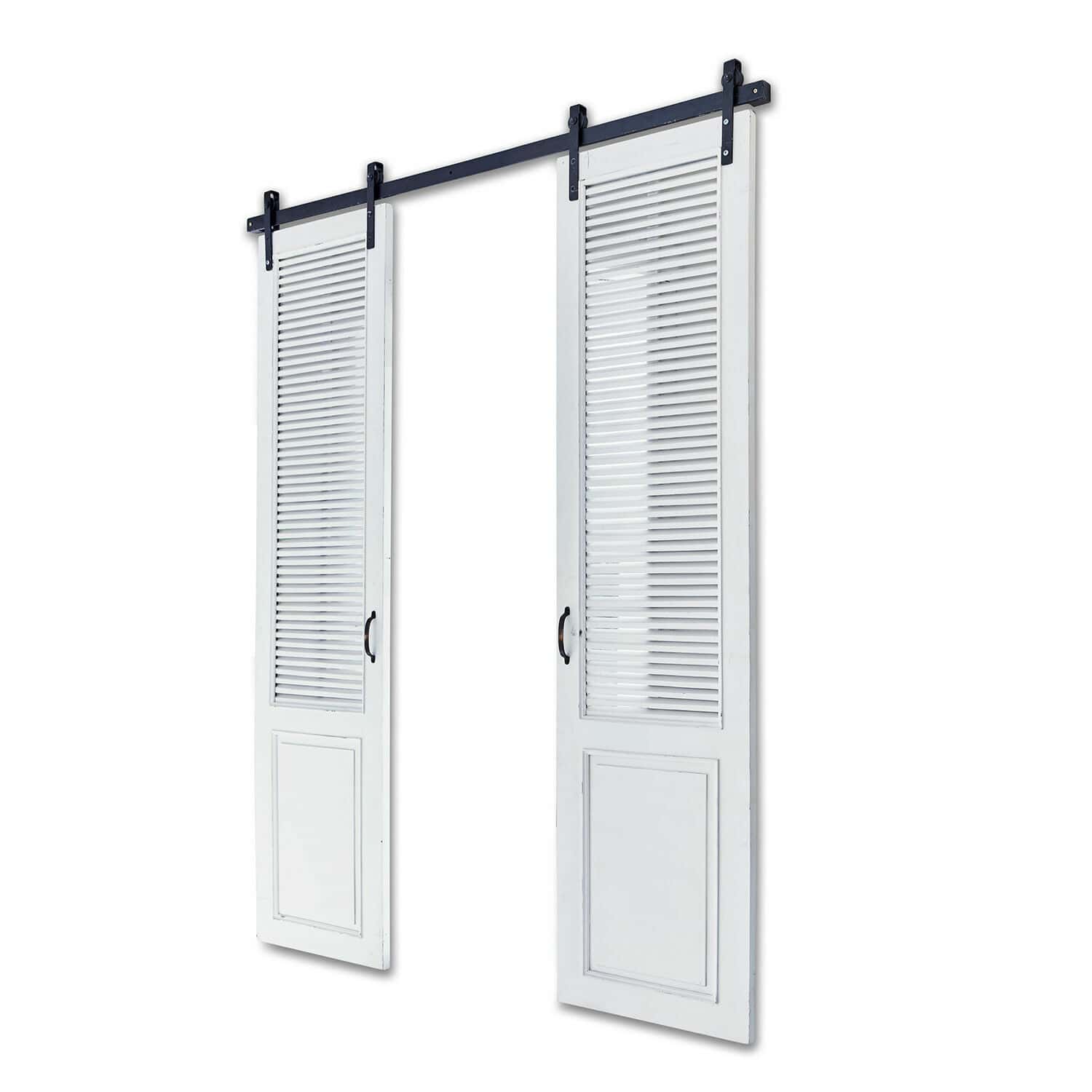 Puerta corredera doble blanca de madera con lamas y tirador negro de metal para interiores
