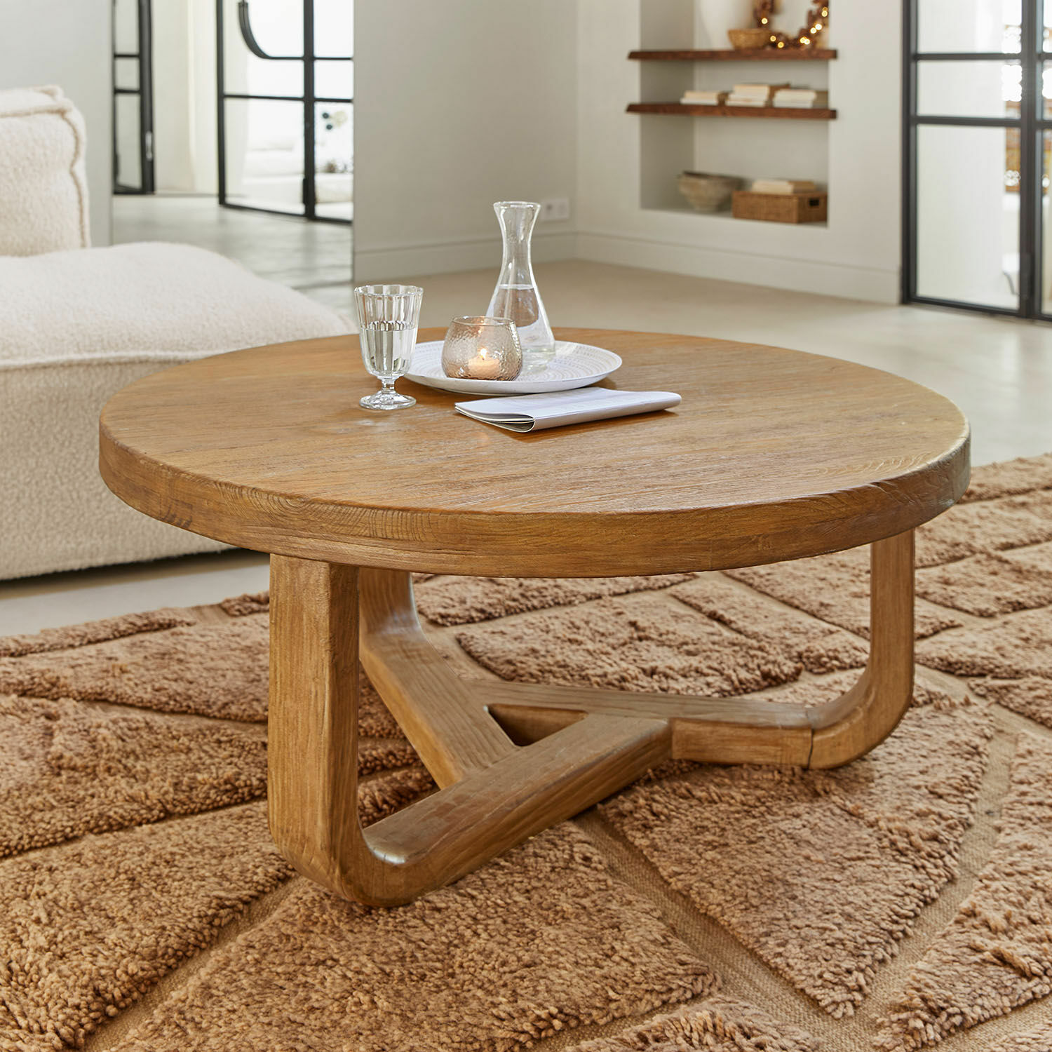 Mesa de centro Trésorique Mesa de centro redonda de madera de roble natural sobre alfombra marrón suave en sala de estar