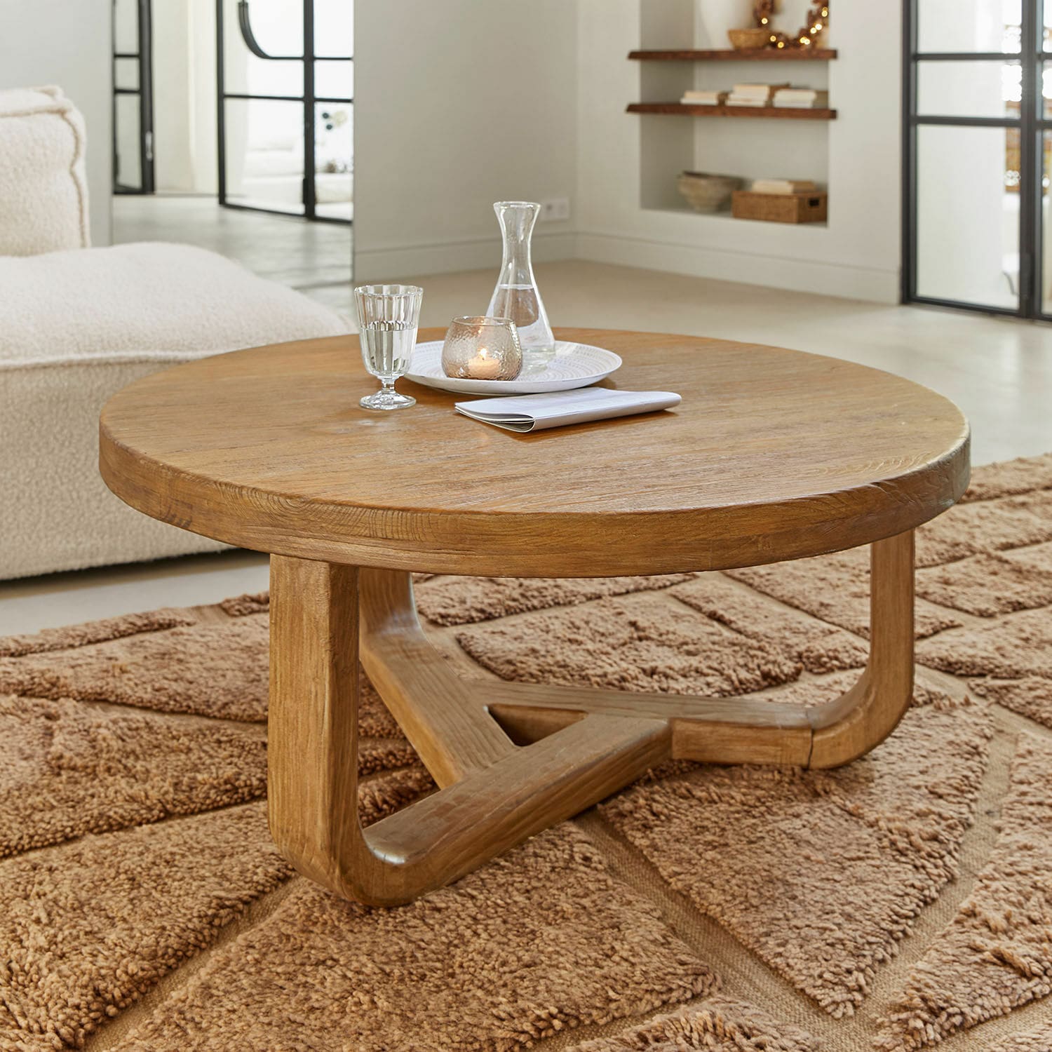 Mesa de centro Trésorique Mesa de centro redonda de madera de roble natural sobre alfombra marrón suave en sala de estar
