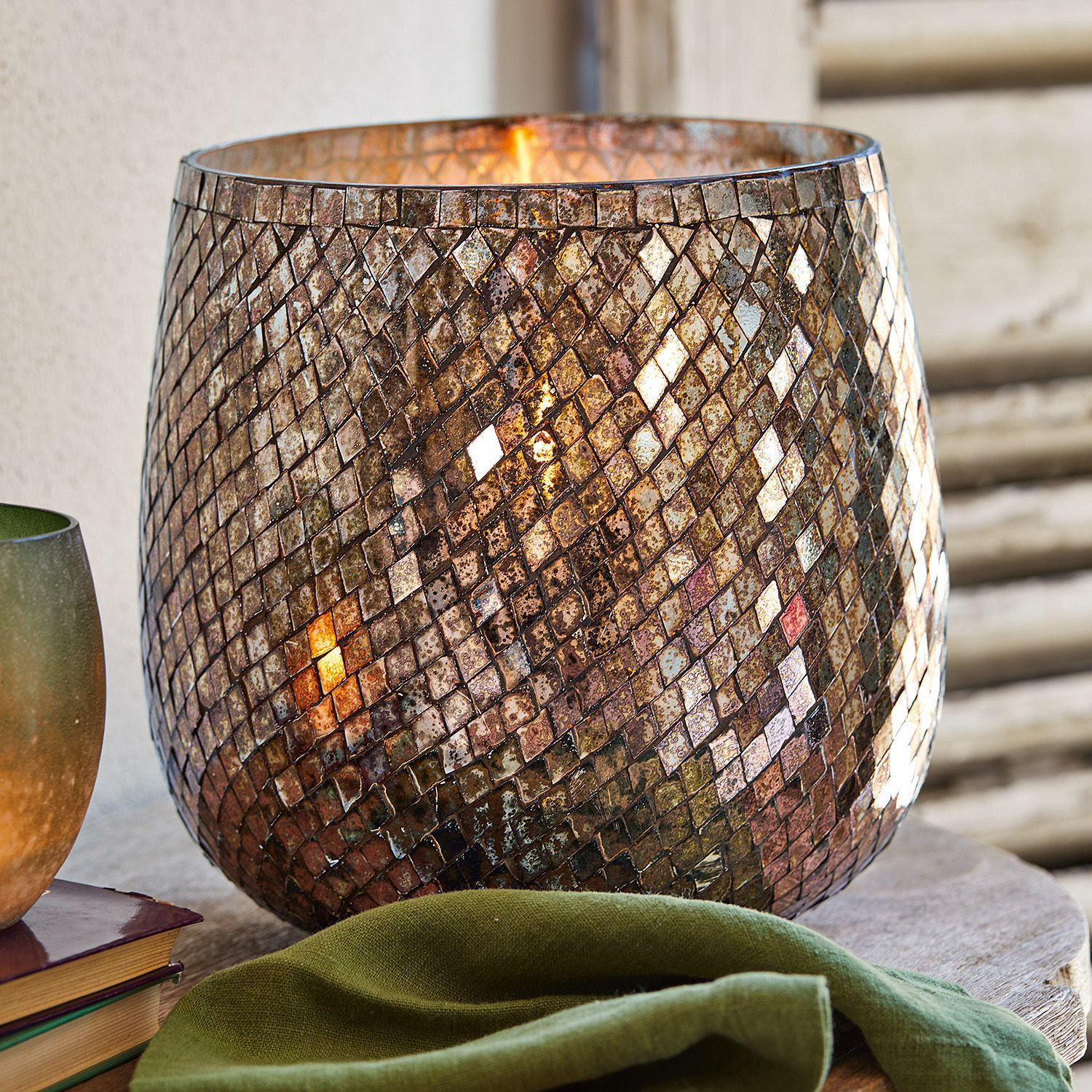 Portavelas de mosaico de vidrio marrón, decoración interior con luz cálida y ambiente acogedor