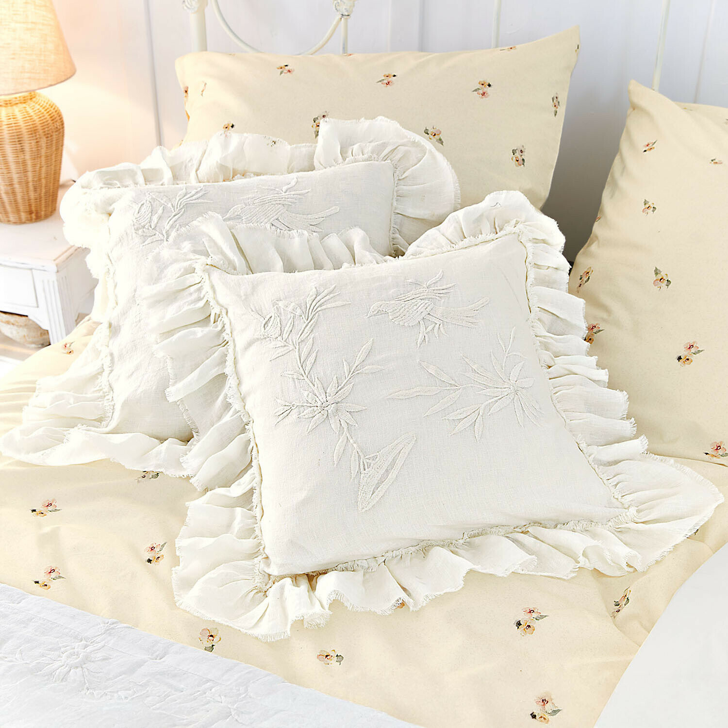 Set de 2 fundas de cojín Norwyn Ropa de cama beige con pequeño estampado floral y cojines de lino crema con volantes y bordado de pájaros