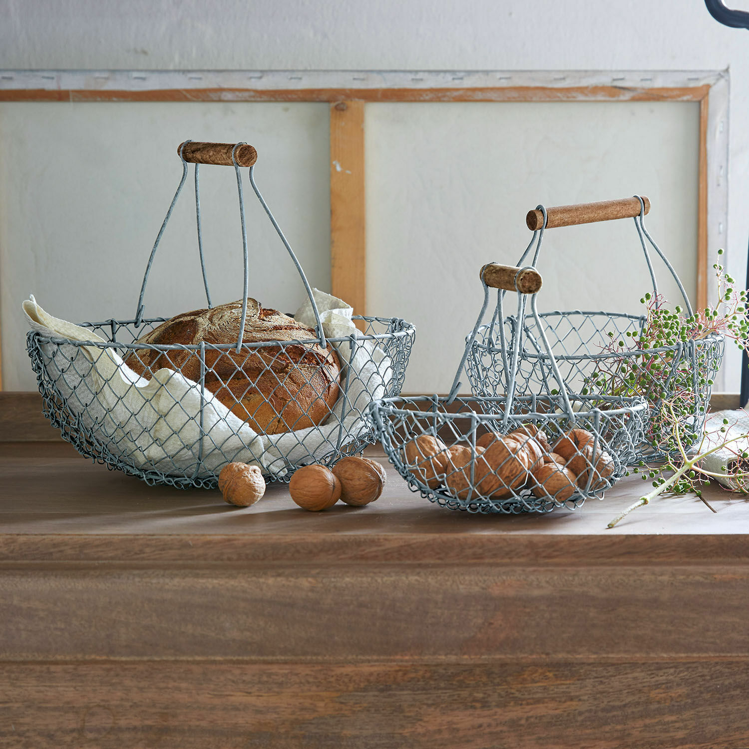 Set de 3 cestas de alambre Baker Conjunto de tres cestas metálicas con asas de madera para pan y nueces estilo vintage