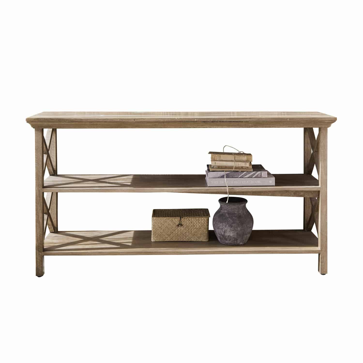 Consola Vélu Consola de madera natural con dos estantes, decorada con libros y un jarrón oscuro