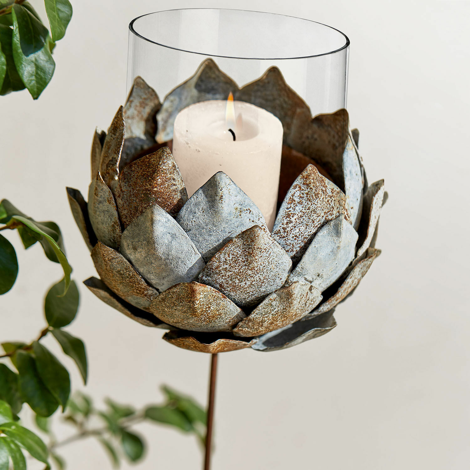 Portavelas metálico en forma de flor con vela blanca y cubierta de vidrio, decoración para interiores