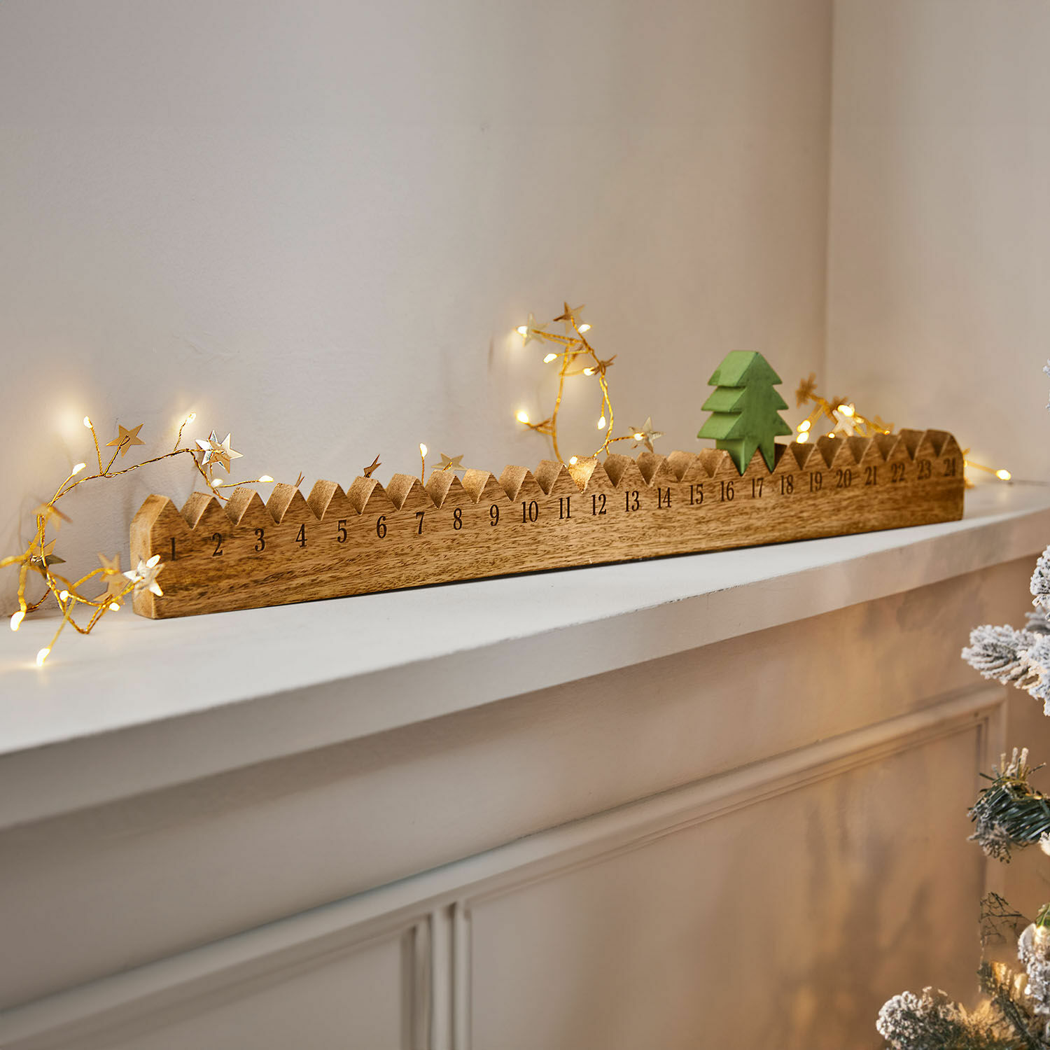 Calendario de Adviento Ciloren Calendario de adviento de madera con árbol verde y luces LED en estante blanco, decoración navideña