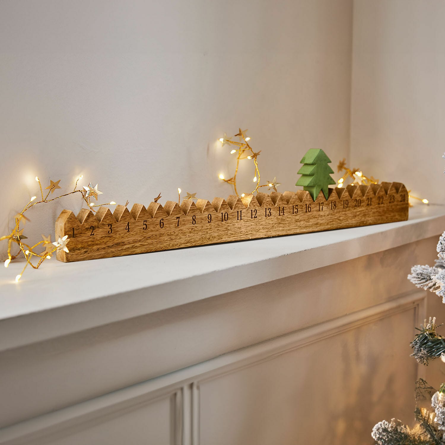 Calendario de Adviento Ciloren Calendario de adviento de madera con árbol verde y luces LED en estante blanco, decoración navideña