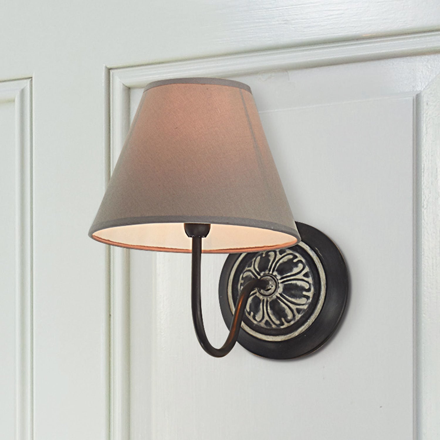 Lámpara de pared Gradinas Aplique de pared de metal negro con pantalla beige, iluminación clásica para salón o dormitorio