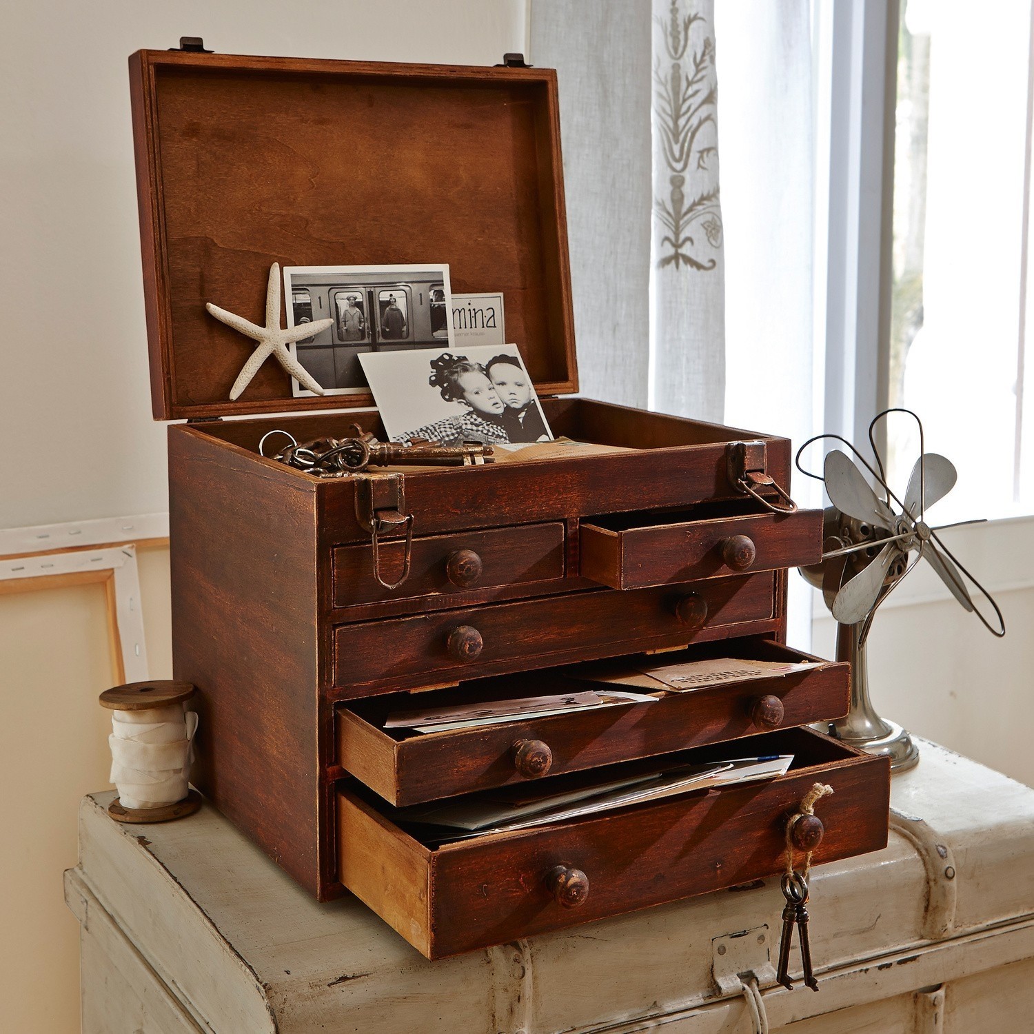 Secreter de escritorio Clearfield Caja de madera marrón con cajones y llaves antiguas sobre mueble vintage claro