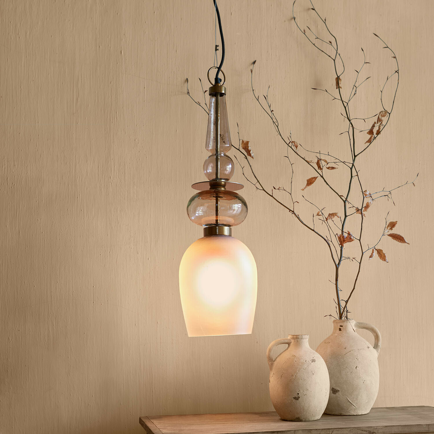 Lámpara colgante Vélomiane Lámpara colgante de vidrio esmerilado con detalles de latón en interior beige cálido