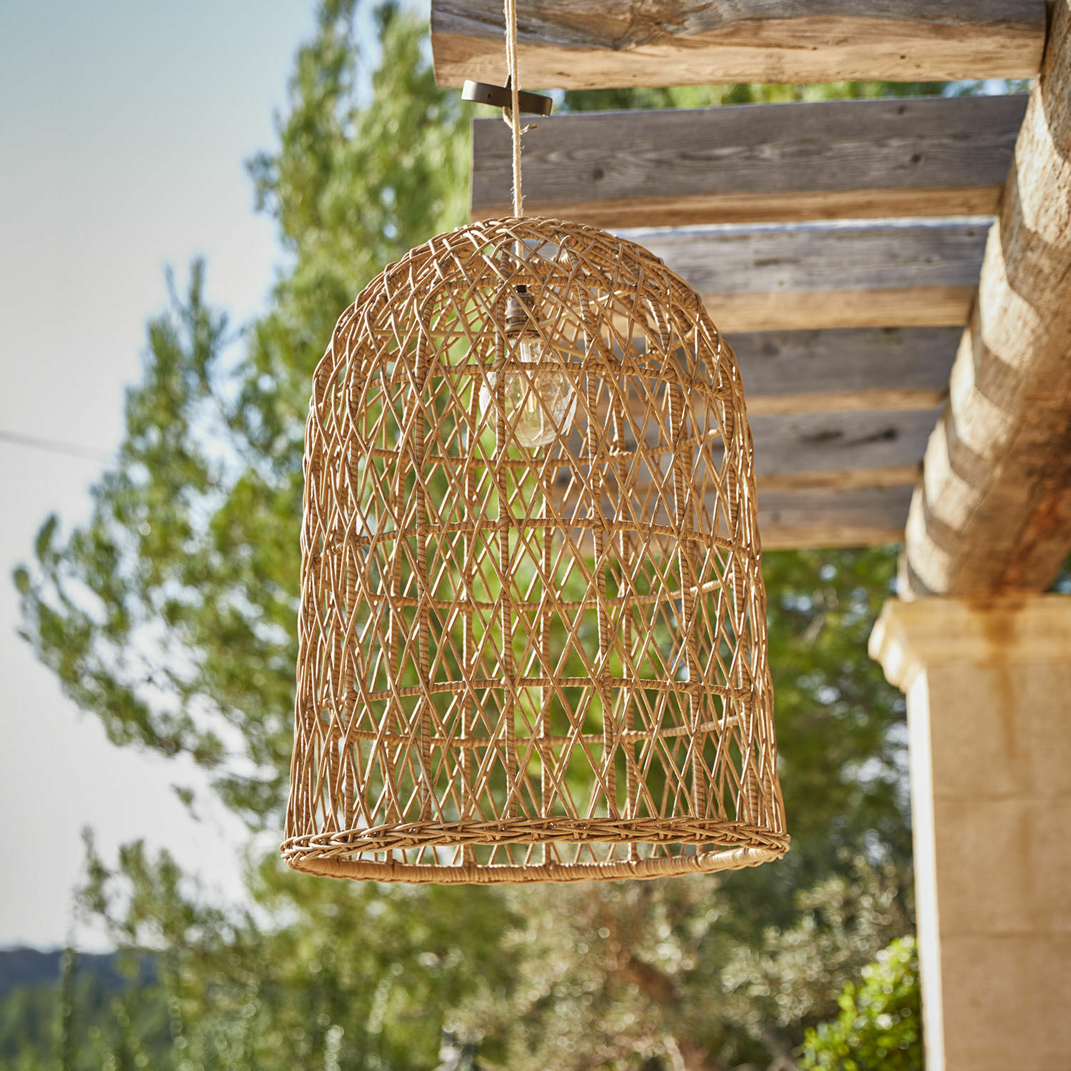 Lámpara colgante de ratán natural en color beige, perfecta para iluminar jardín y terraza