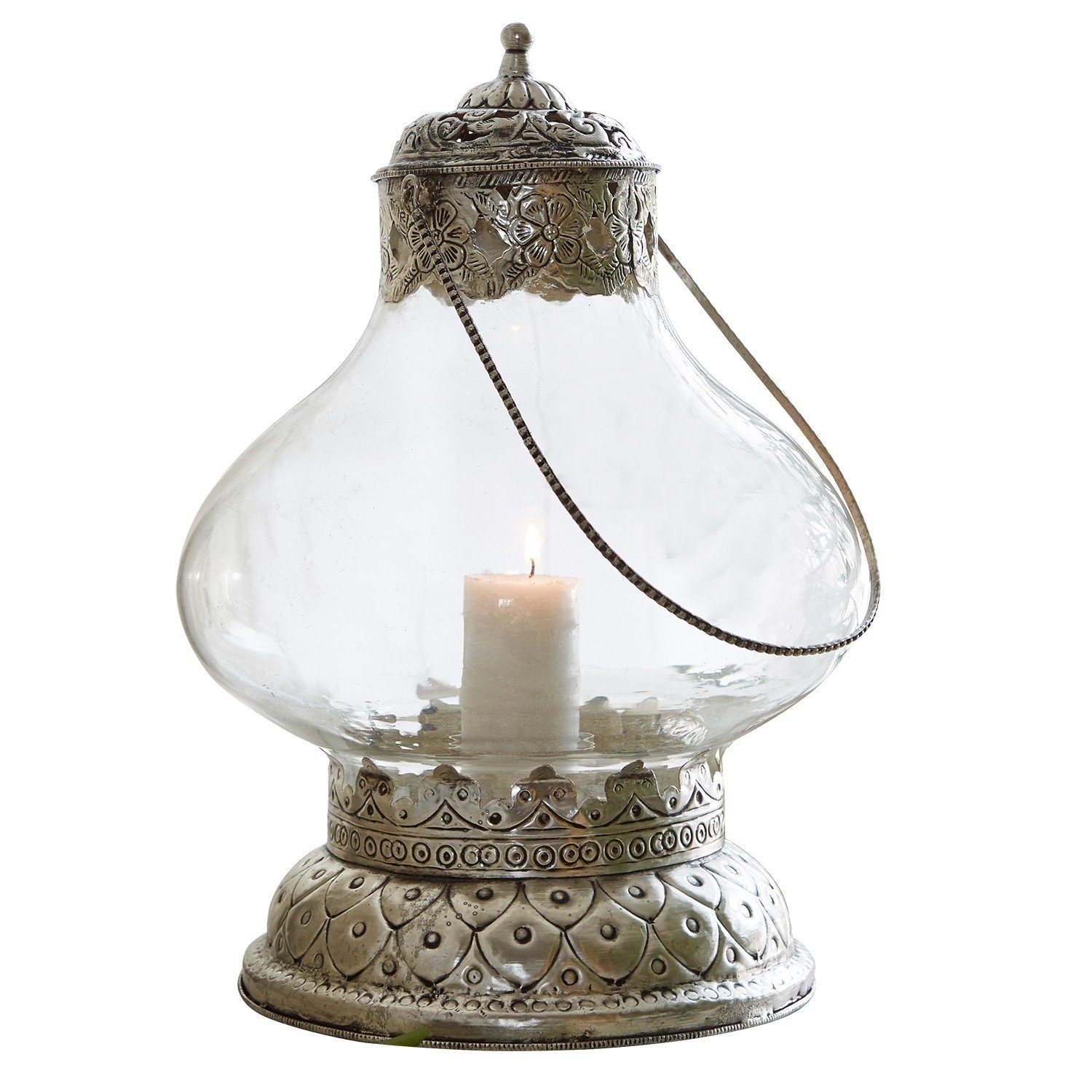 Farol Kaela Linterna de vidrio con base y tapa de metal plateado decorado, vela encendida en el interior