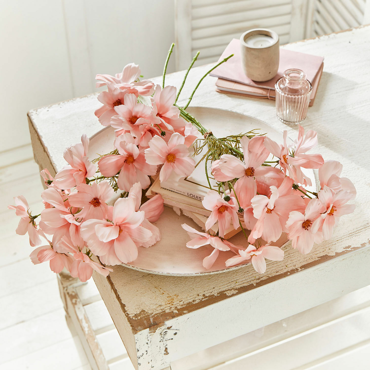 Ramo decorativo Tilla Flores decorativas rosas delicadas sobre mesa de madera blanca envejecida para decoración interior.
