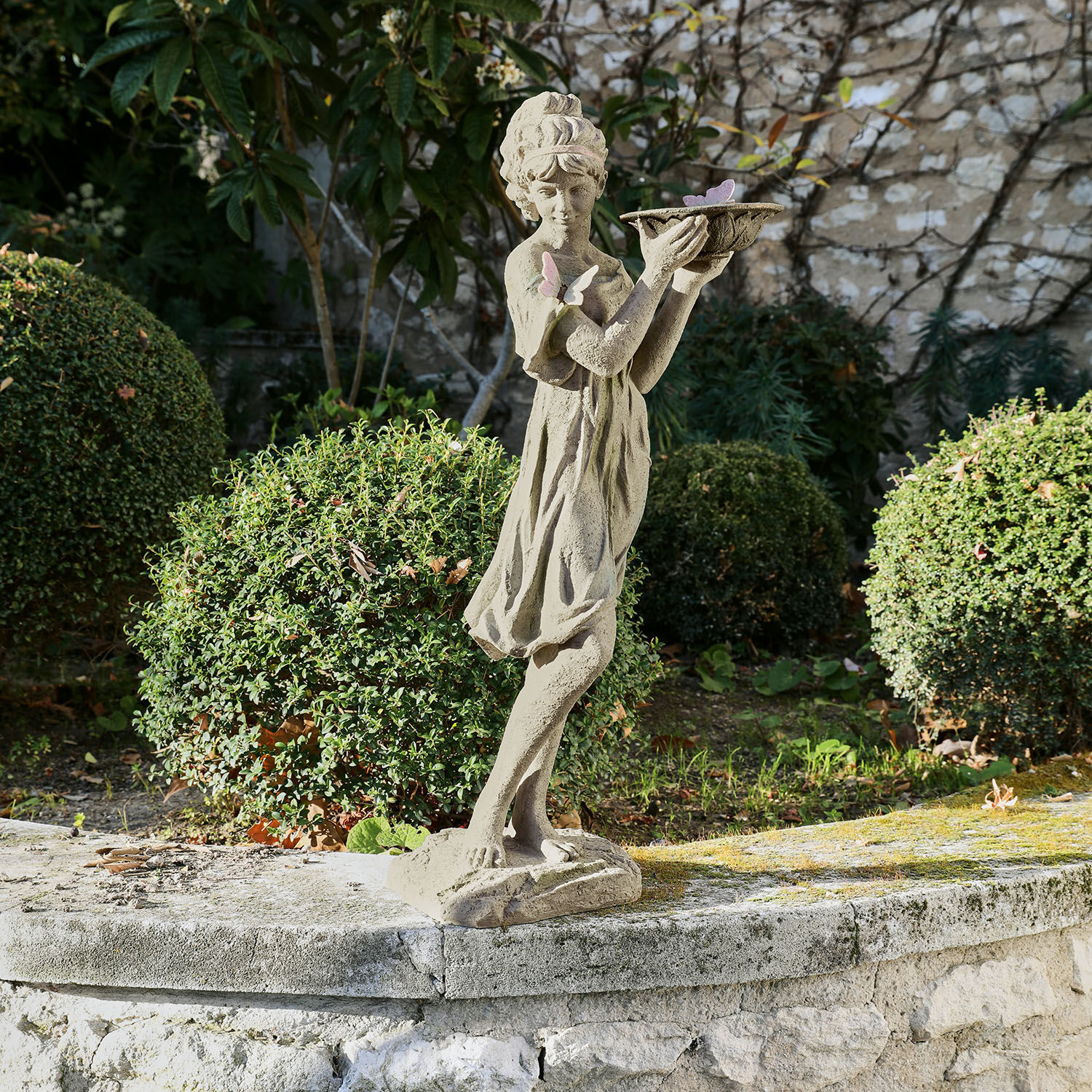 Escultura Malia Escultura de piedra de niña con cuenco y mariposas en jardín, decoración exterior elegante