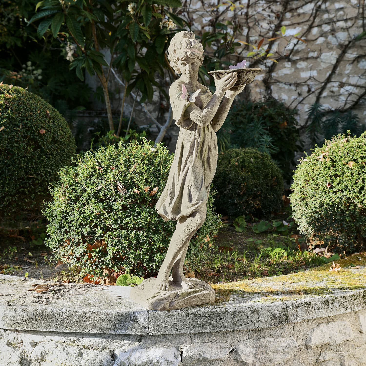 Escultura Malia Escultura de piedra de niña con cuenco y mariposas en jardín, decoración exterior elegante