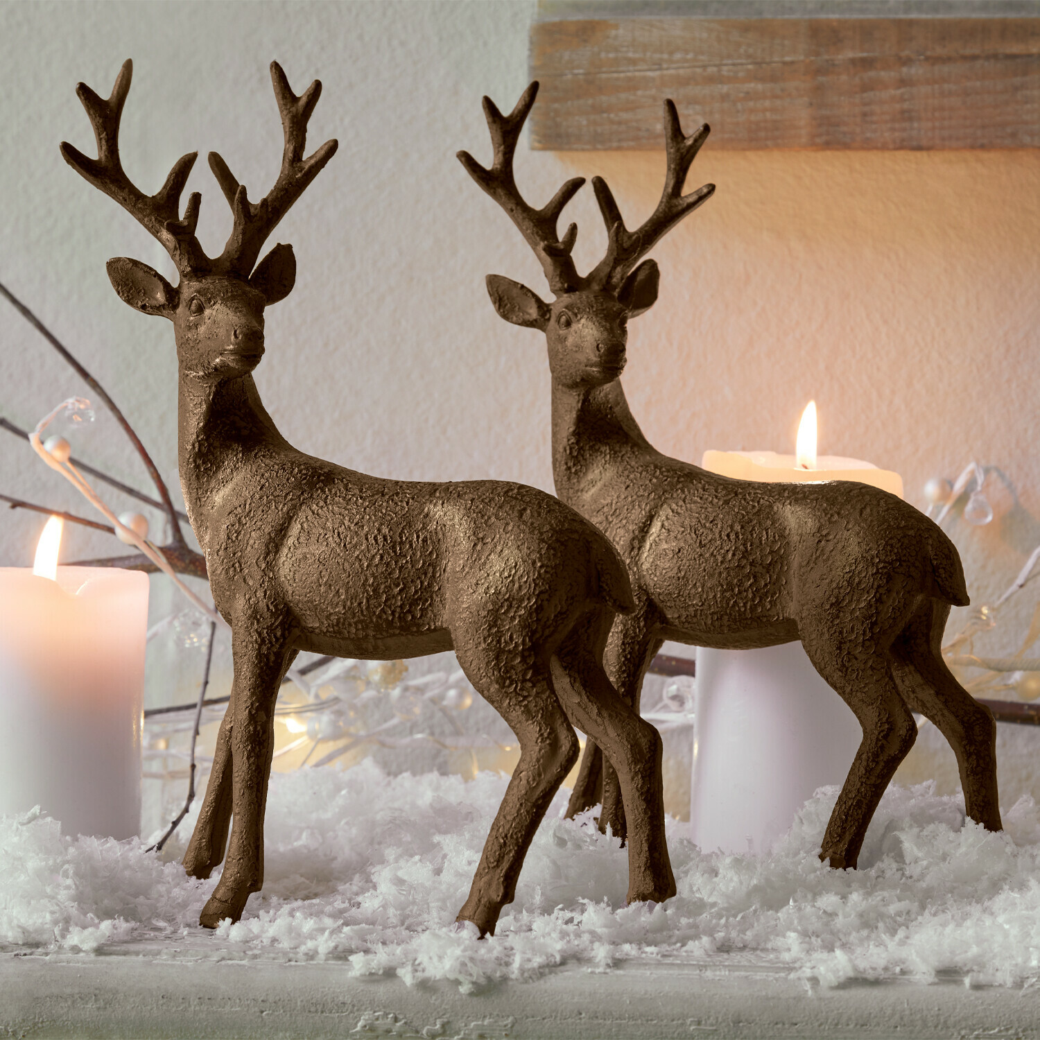 Set de 2 ciervos Cagny Figuras decorativas de ciervos marrones con textura sobre nieve artificial junto a velas, decoración invernal