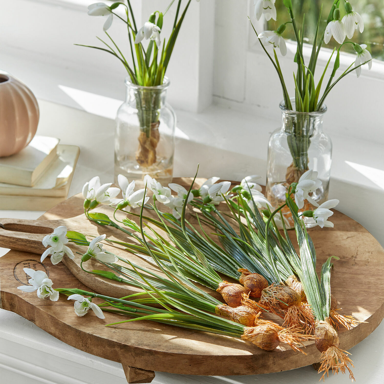 Set de 12 flores decorativas Willmare Flores blancas de campanilla con bulbos sobre tabla de madera en interior luminoso