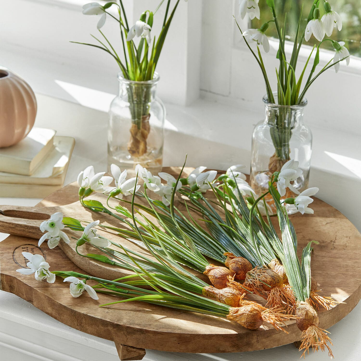 Set de 12 flores decorativas Willmare Flores blancas de campanilla con bulbos sobre tabla de madera en interior luminoso