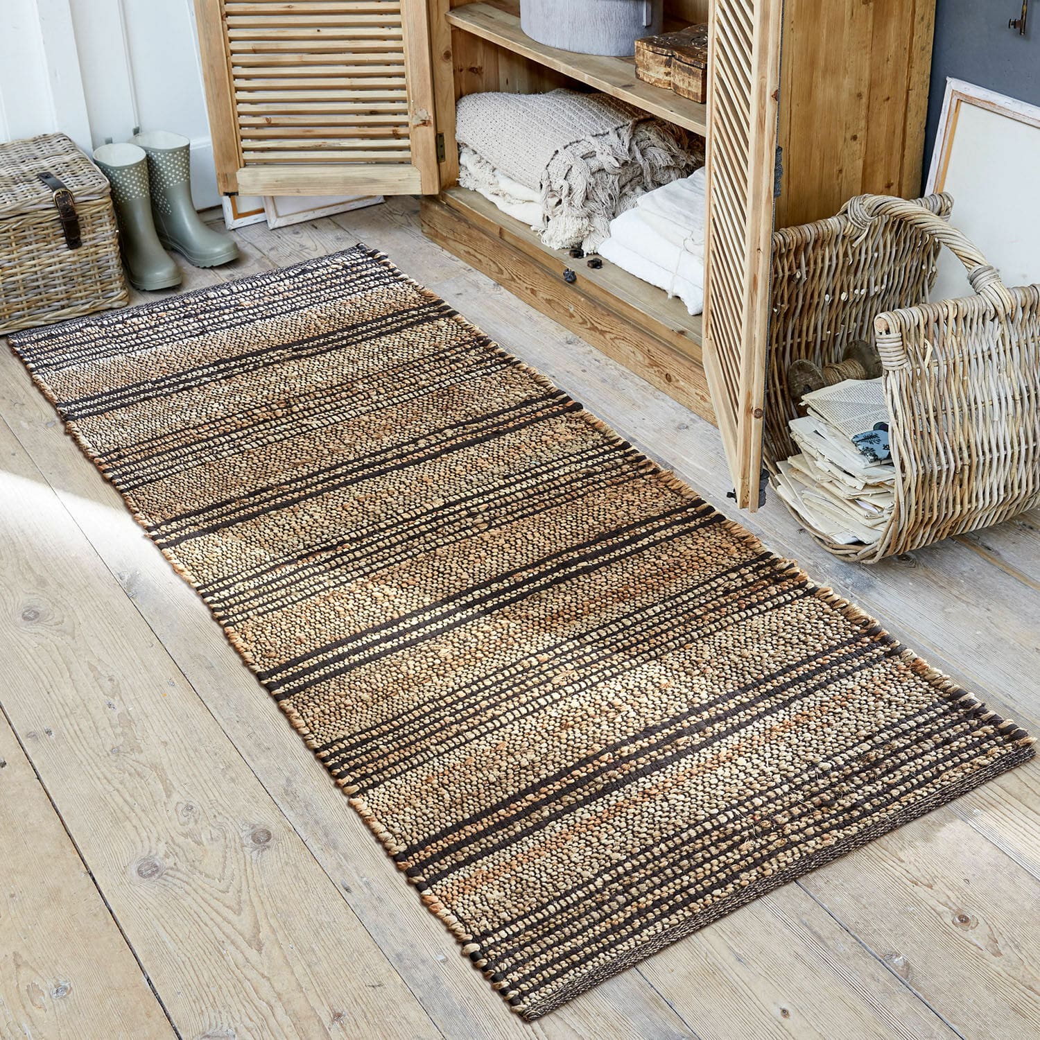 Corredor Lantenot Alfombra de yute natural con rayas marrón y beige sobre suelo de madera clara, decoración interior