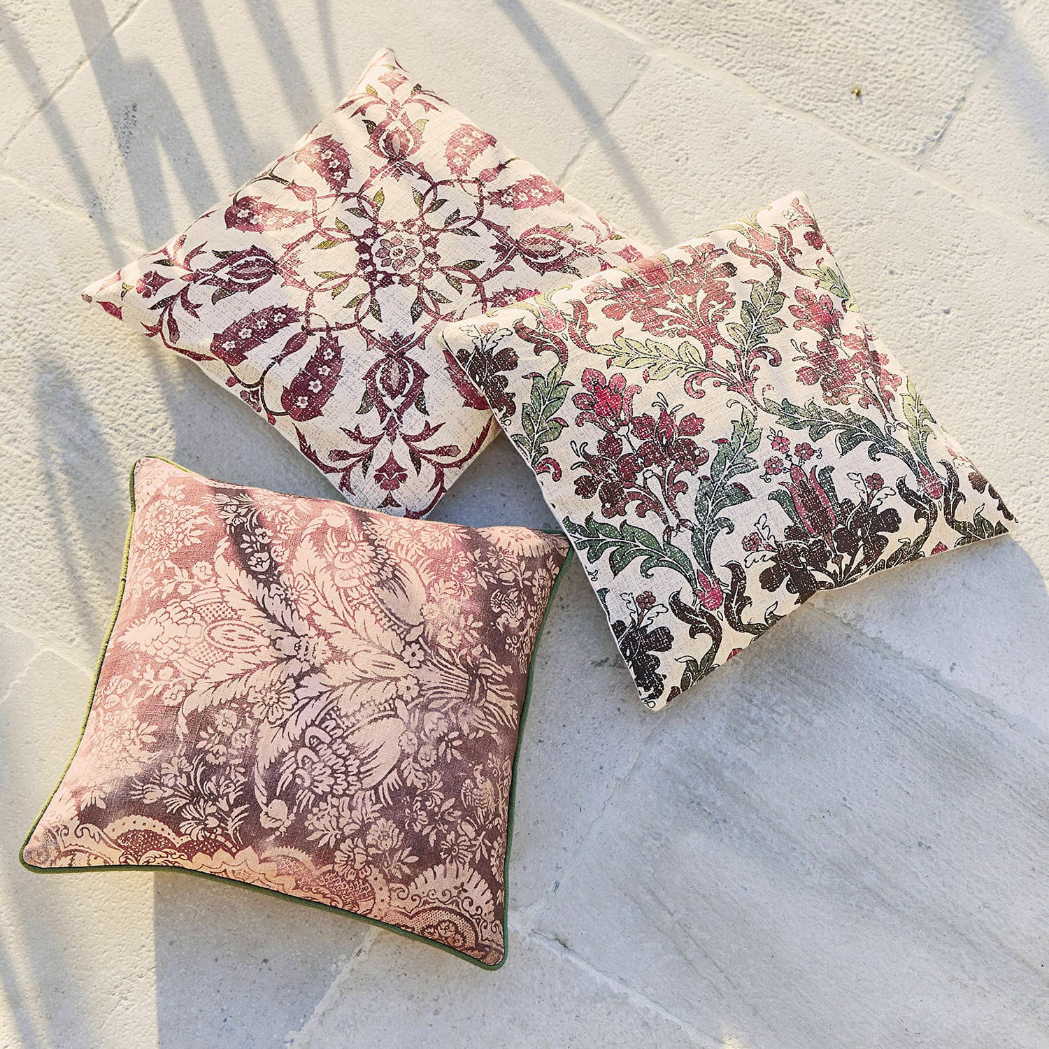 Set de 3 fundas de cojín Camden Tres cojines decorativos de algodón con motivos florales en tonos rosa y verde sobre fondo claro
