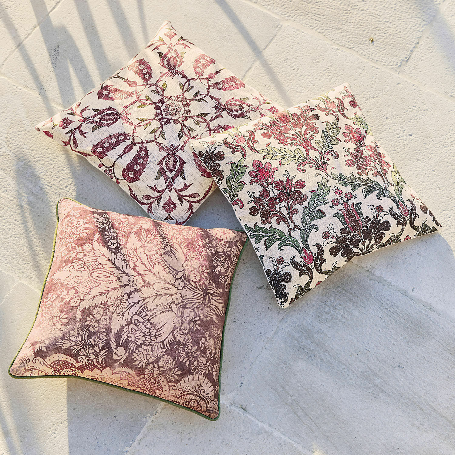 Set de 3 fundas de cojín Camden Tres cojines decorativos de algodón con motivos florales en tonos rosa y verde sobre fondo claro