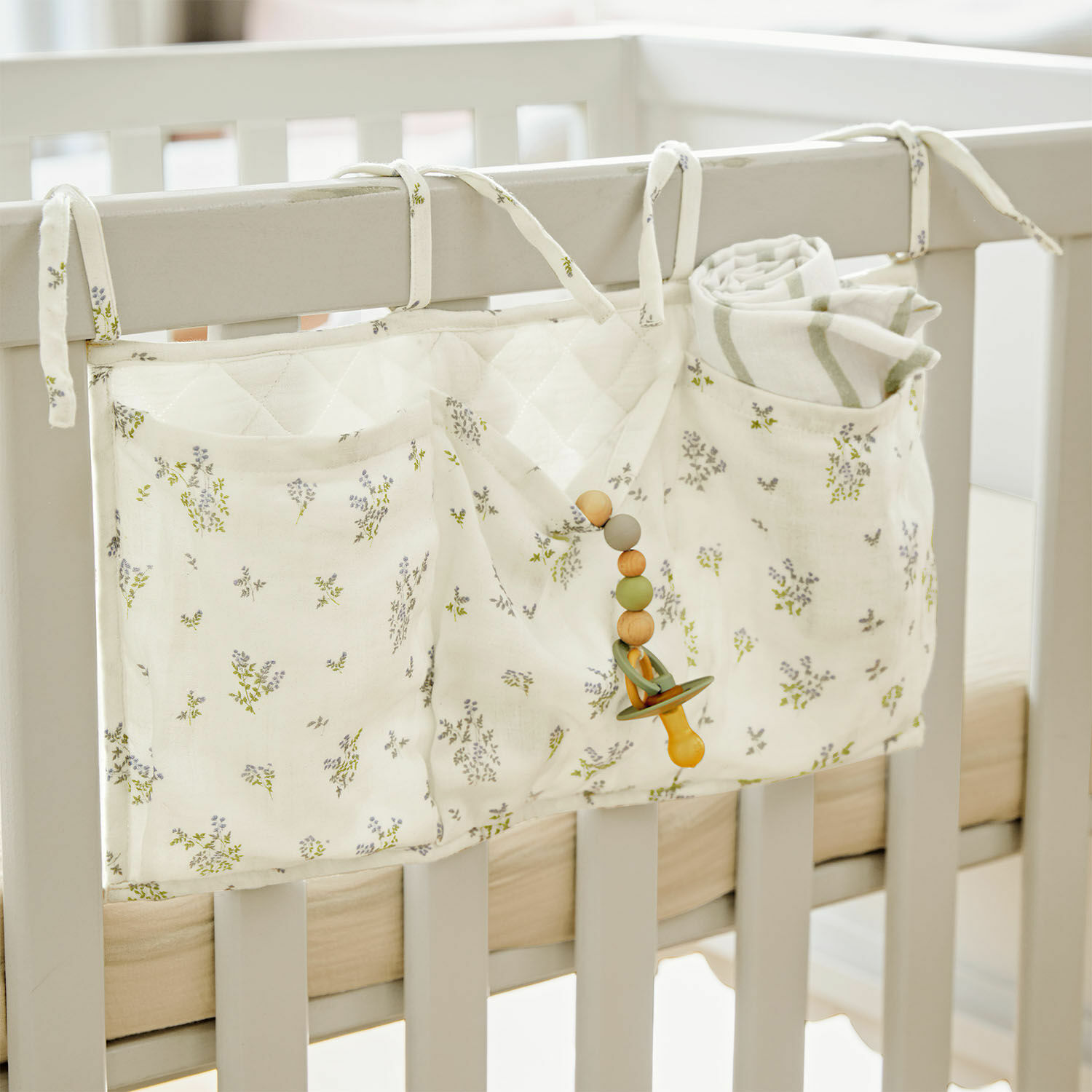 Organizador para cuna de bebé Nymariel Organizador para cuna de bebé de algodón color crema con estampado floral y bolsillos