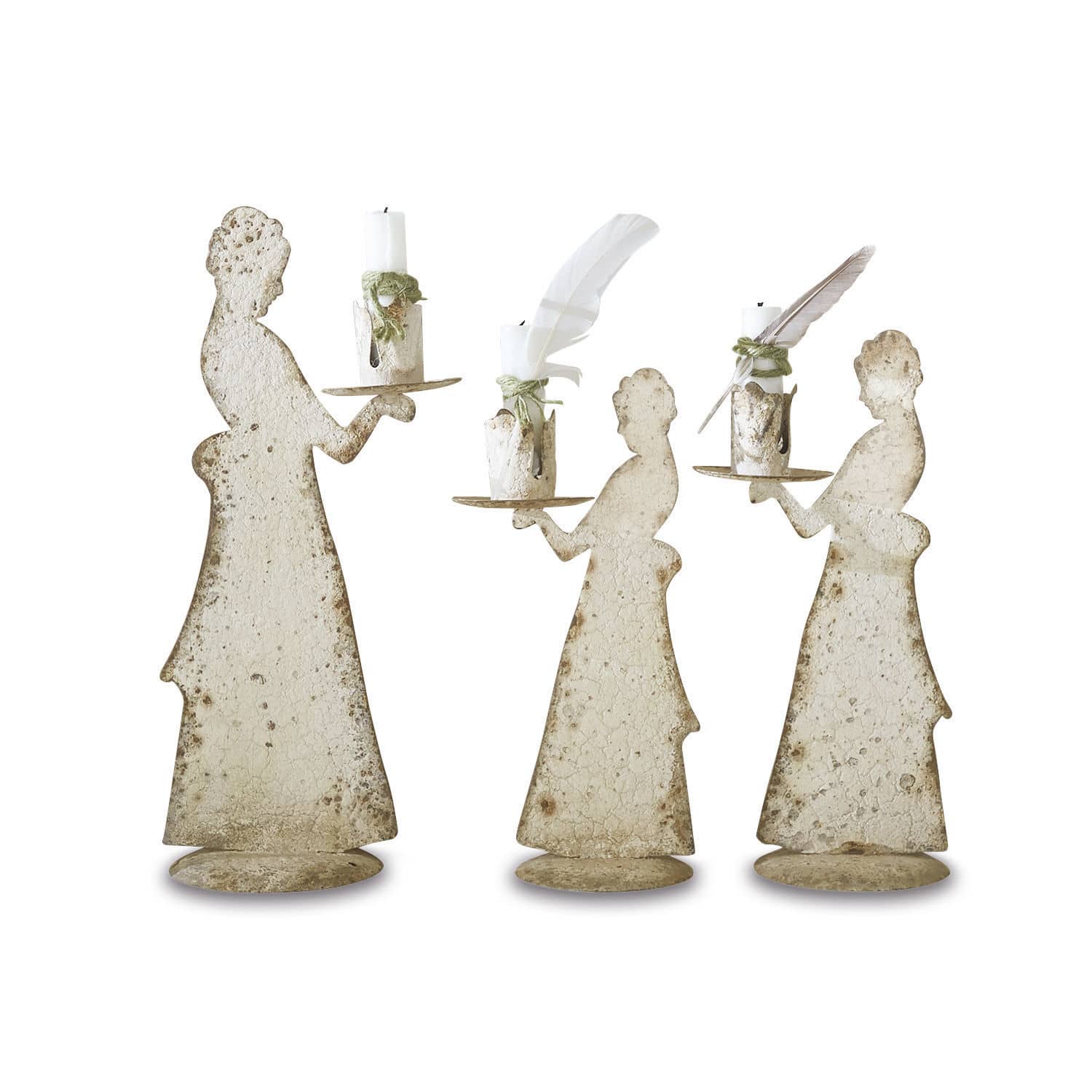 Set de 3 candeleros Chanler Conjunto de tres candelabros metálicos en forma de figuras femeninas en color beige envejecido