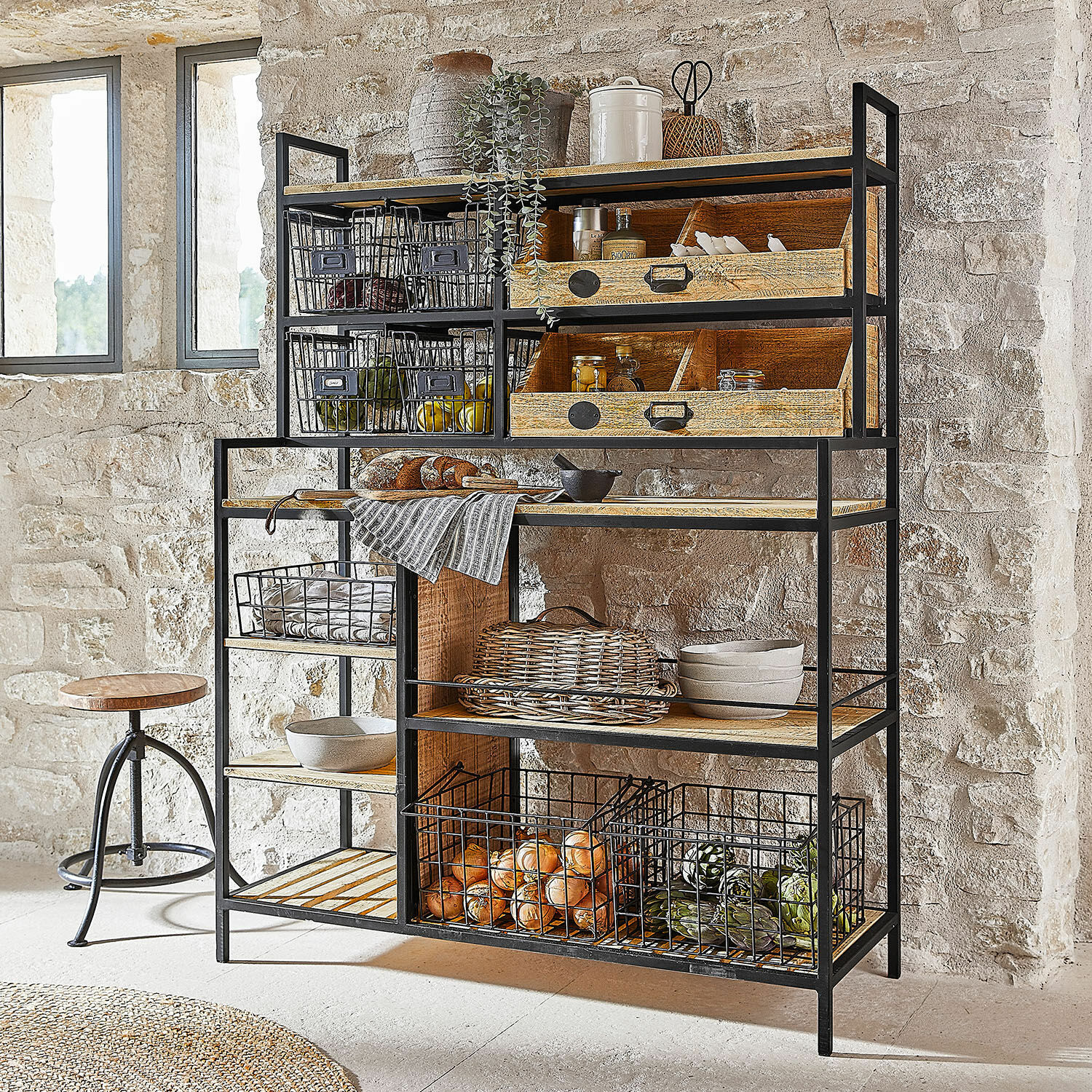 Estantería Greenbriar Estantería de cocina de metal y madera con cestas para verduras y accesorios estilo industrial